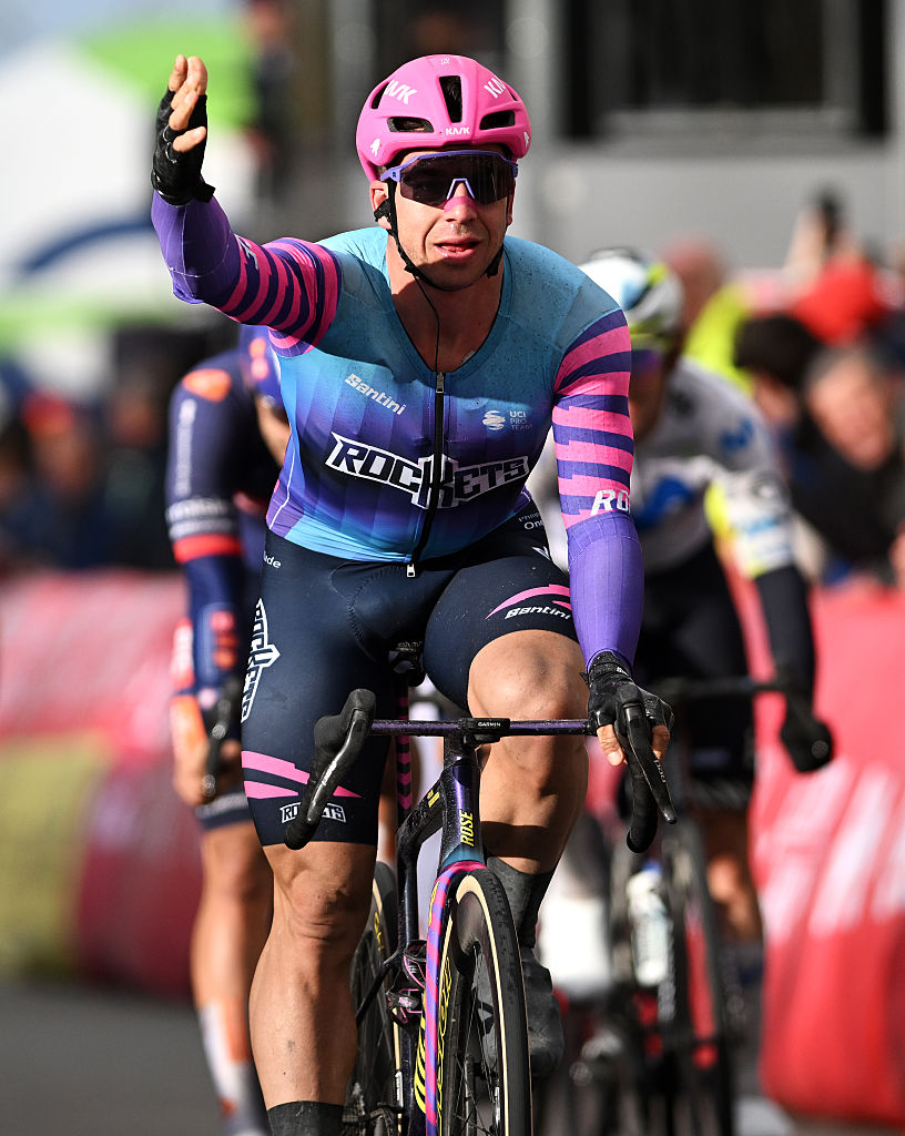 BRUJAS, BÉLGICA - 25 DE MARZO: Dylan Groenewegen de Holanda y el equipo Unibet Rose Rockets celebran en la línea de meta como ganador de la carrera durante la 50ª Ronde Van Brugge - Tour de Brujas 2026 - Men's Elite, una carrera de un día de 202,9 km de Brujas a Brujas / #UCIWT / el 25 de marzo de 2026 en Brujas, Bélgica. (Foto de Luc Claessen/Getty Images)