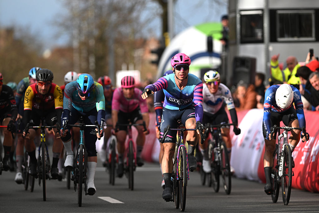 Dylan Groenewegen gana la Ronde van Brugge en un sprint reducido