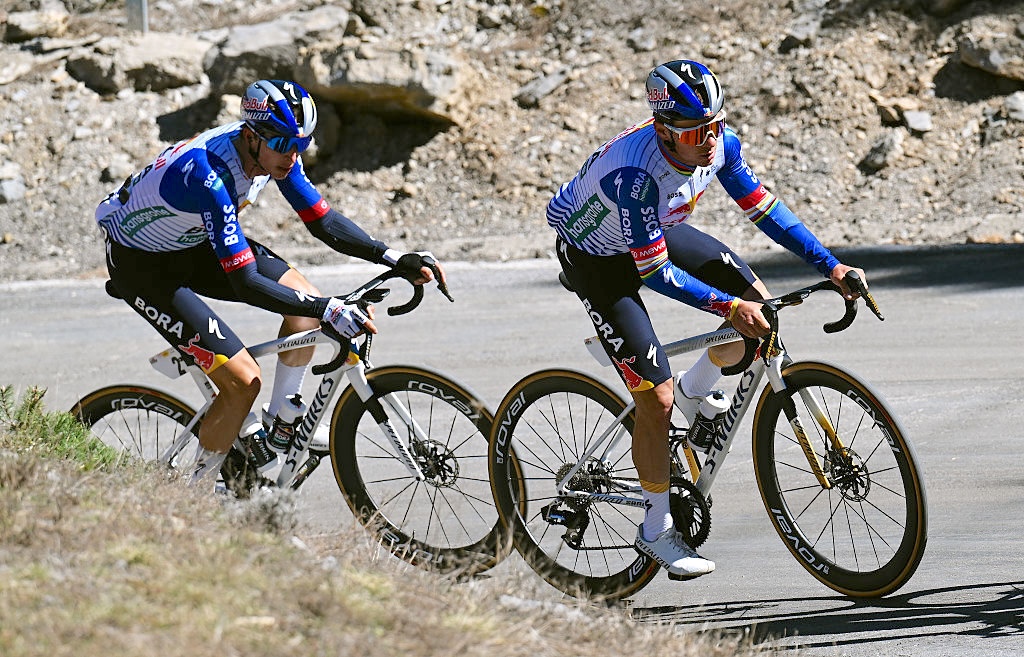 LA MOLINA, ESPAÑA - 27 DE MARZO: (LR) Florian Lipowitz de Alemania y Remco Evenepoel de Bélgica y el equipo Red Bull - BORA - hansgrohe compiten durante la 105ª Volta a Catalunya 2026, etapa 5, una etapa de 155,3 km desde La Seu d'Urgell hasta La Molina/Coll de Pal 2109m / #UCIWT / el 27 de marzo. 2026 en La Molina, España. (Foto de Szymon Gruchalski/Getty Images)