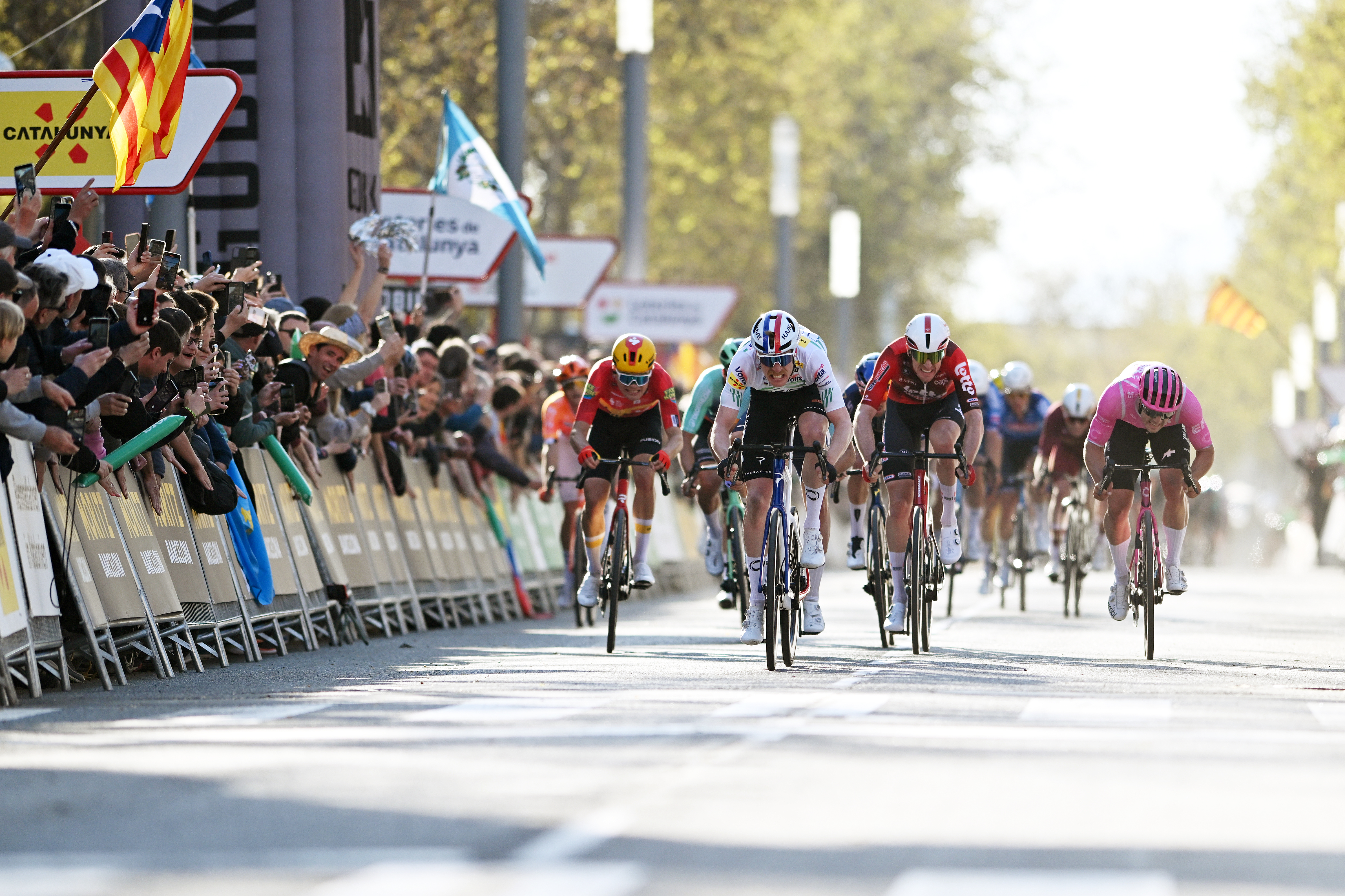 Dorian Godon camino a la victoria en la etapa 3 de la Volta a Catalunya 2026.