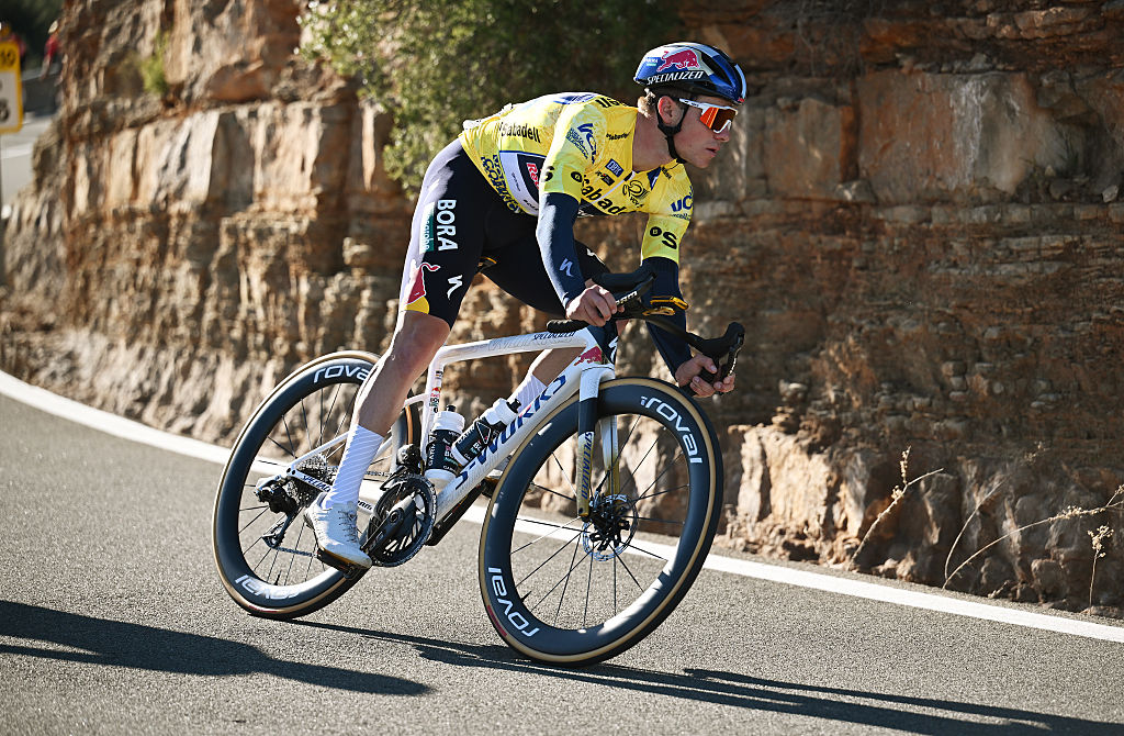 VALENCIA, ESPAÑA - 8 DE FEBRERO: Remco Evenepoel de Bélgica y el equipo Red Bull - BORA - hansgrohe - camiseta amarilla de líder compite durante la 77.ª Volta Comunitat Valenciana 2026, etapa 5, una etapa de 94,7 km desde Bétera a Valencia el 8 de febrero de 2026 en Valencia, España. (Foto de Szymon Gruchalski/Getty Images)