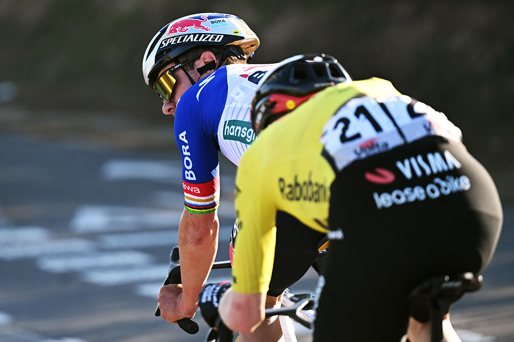 Una vista de cerca desde atrás mientras Vingegaard se sienta detrás de Remco Evenepoel durante su escapada.