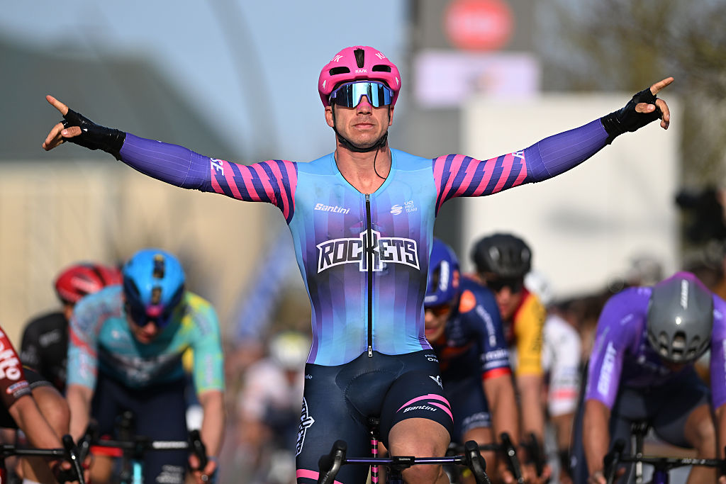 KOKSIJDE, BÉLGICA - 20 DE MARZO: Dylan Groenewegen de Holanda y el equipo Unibet Rose Rockets celebran en la línea de meta como ganador de la carrera durante el 24º Bredene Koksijde Classic, una carrera de un día de 203,4 km desde Oostende a Koksijde el 20 de marzo de 2026 en Koksijde, Bélgica. (Foto de Luc Claessen/Getty Images)