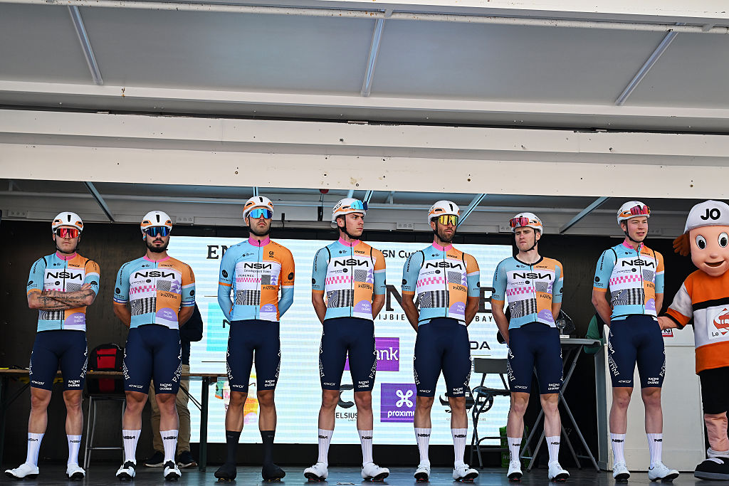 QUAREGNON, BÉLGICA - 3 DE MARZO: Una vista general de Hugo Hofstetter de Francia, Oded Kogut de Israel, Kiaan Watts de Nueva Zelanda, Miko Pirinen de Finlandia, Floris Van Tricht de Bélgica, Jens Verbrugghe de Bélgica, Tom Van Asbroeck de Bélgica y el equipo NSN Cycling antes del 58º Ename Samyn Classic 2026 - Men's Elite a Carrera de un día de 203,8 km desde Quaregnon a Dour el 3 de marzo de 2026 en Quaregnon, Bélgica. (Foto de Luc Claessen/Getty Images)