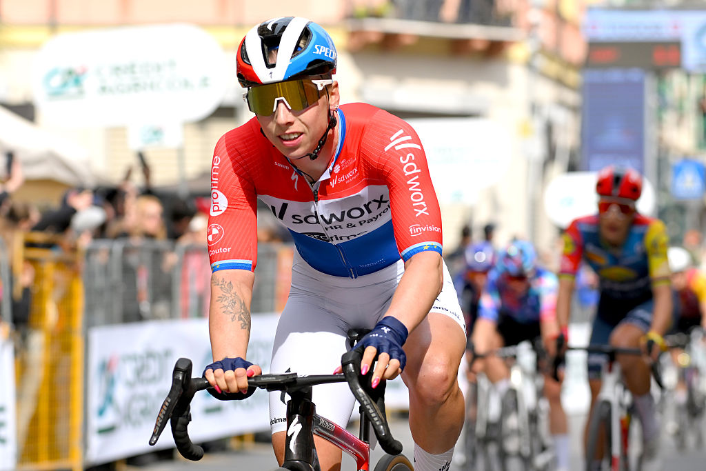SANREMO, ITALIA - 21 DE MARZO: Lorena Wiebes de Holanda y el equipo SD Worx - Protime reacciona después de la octava Milano-Sanremo Donne 2026, Women's Elite, una carrera de un día de 156 km desde Génova a Sanremo / #UCIWWT / el 21 de marzo de 2026 en Sanremo, Italia. (Foto de Tim de Waele/Getty Images)