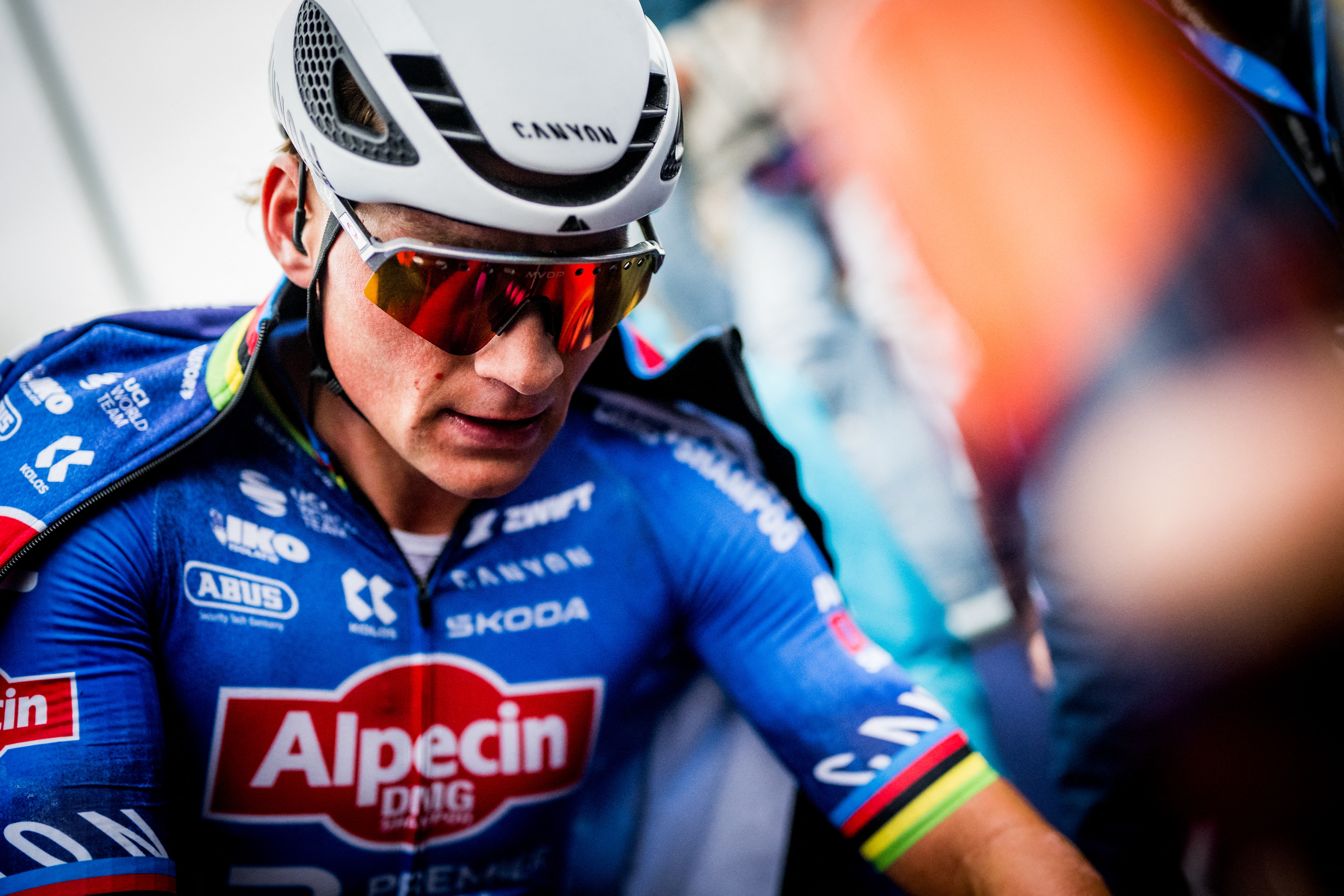 El ciclista holandés de Alpecin-Premier Tech, Mathieu van der Poel, reacciona después de ganar la 