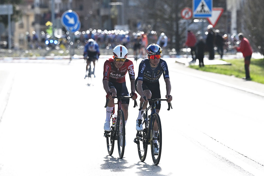 CAMPRODRON, ESPAÑA - 26 DE MARZO: (LR) Simone Gualdi de Italia y Team Lotto Intermarche y Thomas Pidcock de Gran Bretaña y Team Pinarello Q36.5 Pro Cycling compiten en la escapada durante la 105ª Volta a Catalunya 2026, Etapa 4, una etapa de 151 km desde Mataró a Camprodon 957m / #UCIWT / el 26 de marzo de 2026 en Camprodón, España. (Foto de Szymon Gruchalski/Getty Images)