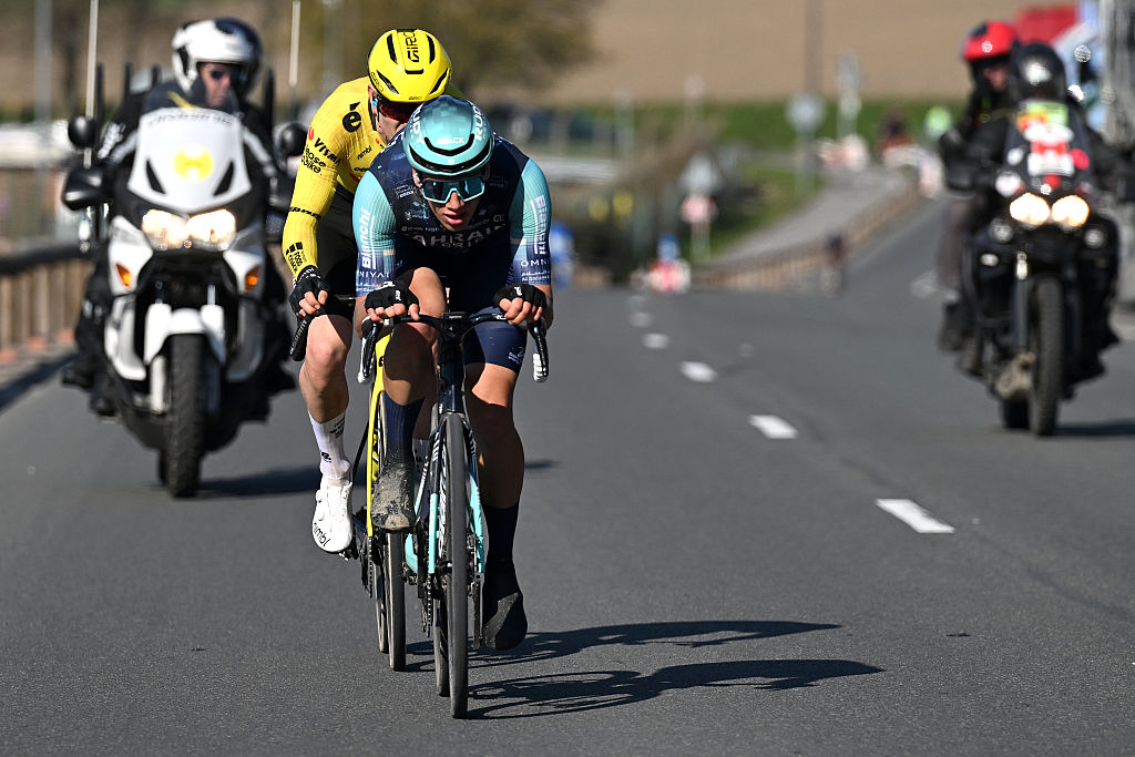 DENAIN, FRANCIA - 19 DE MARZO: (LR) Per Strand Hagenes de Noruega y el equipo Visma | Lease a Bike y Alec Segaert de Bélgica y el equipo Bahrain - Victorious compiten en la escapada durante el 67º Gran Premio de Denain - Porte du Hainaut 2026, una carrera de un día de 200,4 km de Denain a Denain el 19 de marzo de 2026 en Denain, Francia. (Foto de Luc Claessen/Getty Images)