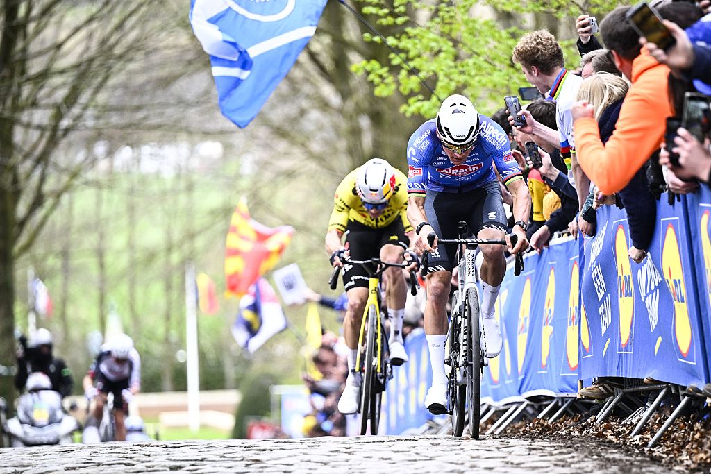 2026 En los campos de Flandes: Mathieu van der Poel lidera a Wout van Aert por el Kemmelberg