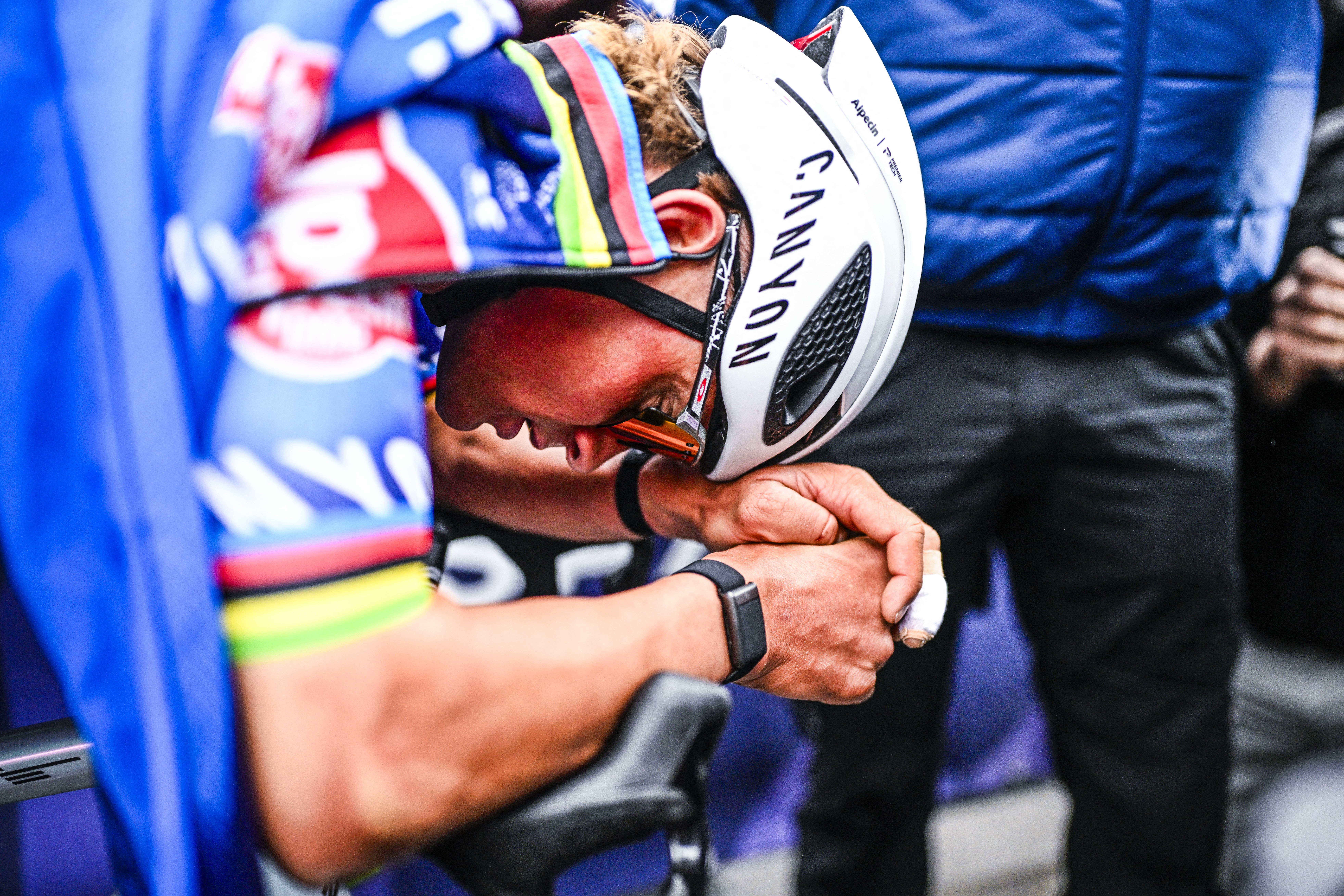 El holandés Mathieu van der Poel de Alpecin-Premier Tech en la foto después del 'E3 Saxo Bank Classic'. Carrera ciclista de un día, 208,8 km desde y hacia Harelbeke, el viernes 27 de marzo de 2026. BELGA FOTO JASPER JACOBS (Foto de JASPER JACOBS / BELGA MAG / Belga / AFP vía Getty Images)