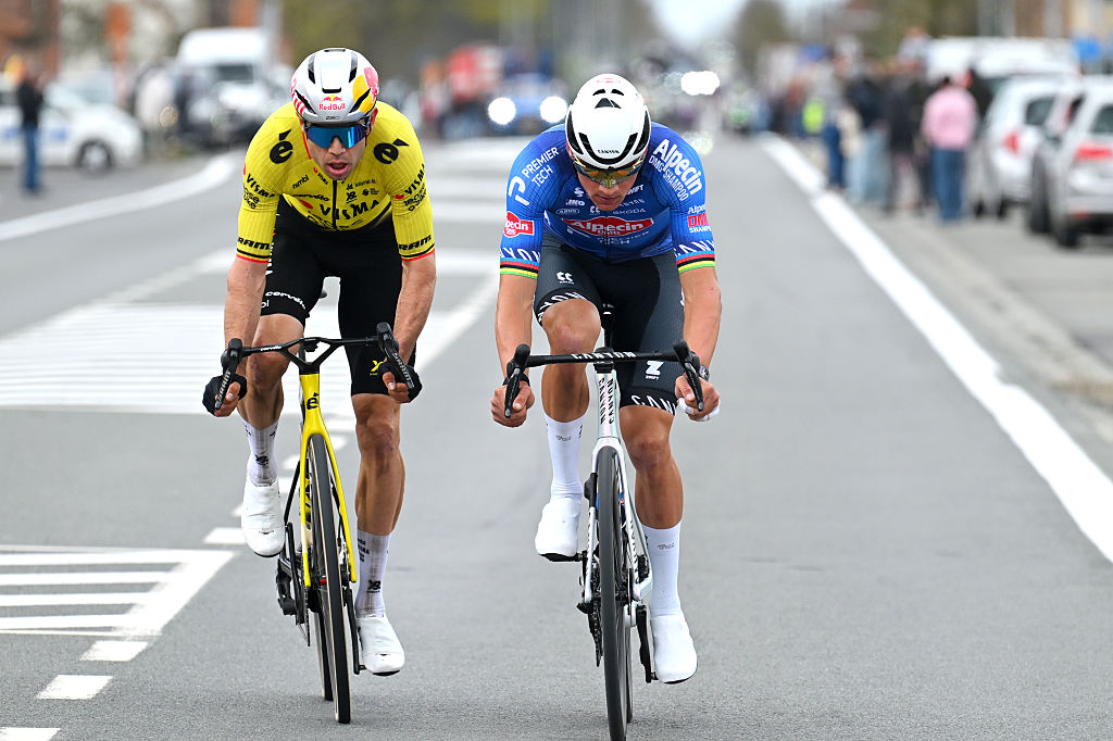 Wout van Aert y Mathieu van der Poel parecieron cooperar pero el holandés no estaba trabajando al máximo