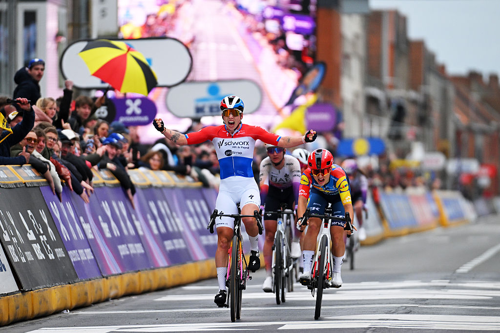 WEVELGEM, BÉLGICA - 29 DE MARZO: (LR) Lorena Wiebes de Holanda y el equipo SD Worx - Protime celebra en la línea de meta como ganadora de la carrera por delante de Fleur Moors de Bélgica y el equipo Lidl - Trek durante el día 13 en Flanders Fields - De Middelkerke a Wevelgem 2026 - Elite femenina una carrera de un día de 135,2 km de Wevelgem a Wevelgem / #UCIWWT/ el 29 de marzo de 2026 en Wevelgem, Bélgica. (Foto de Tim de Waele/Getty Images)