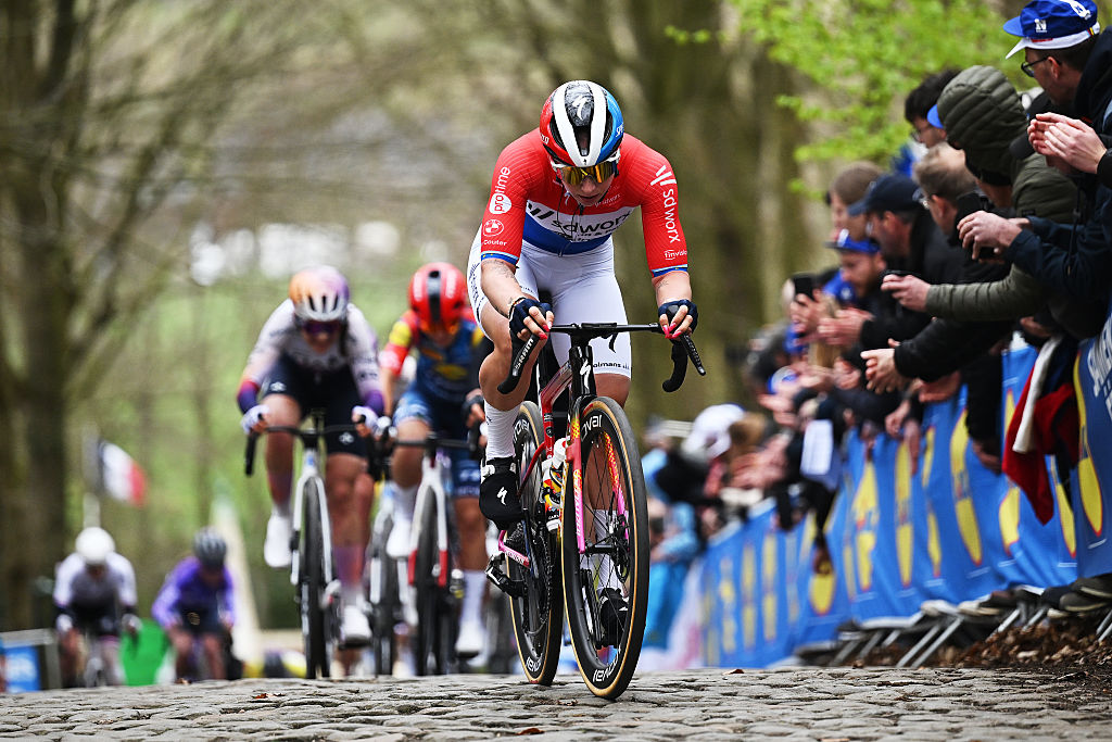 Lorena Wiebes compitiendo en In Flanders Fields Women 2026