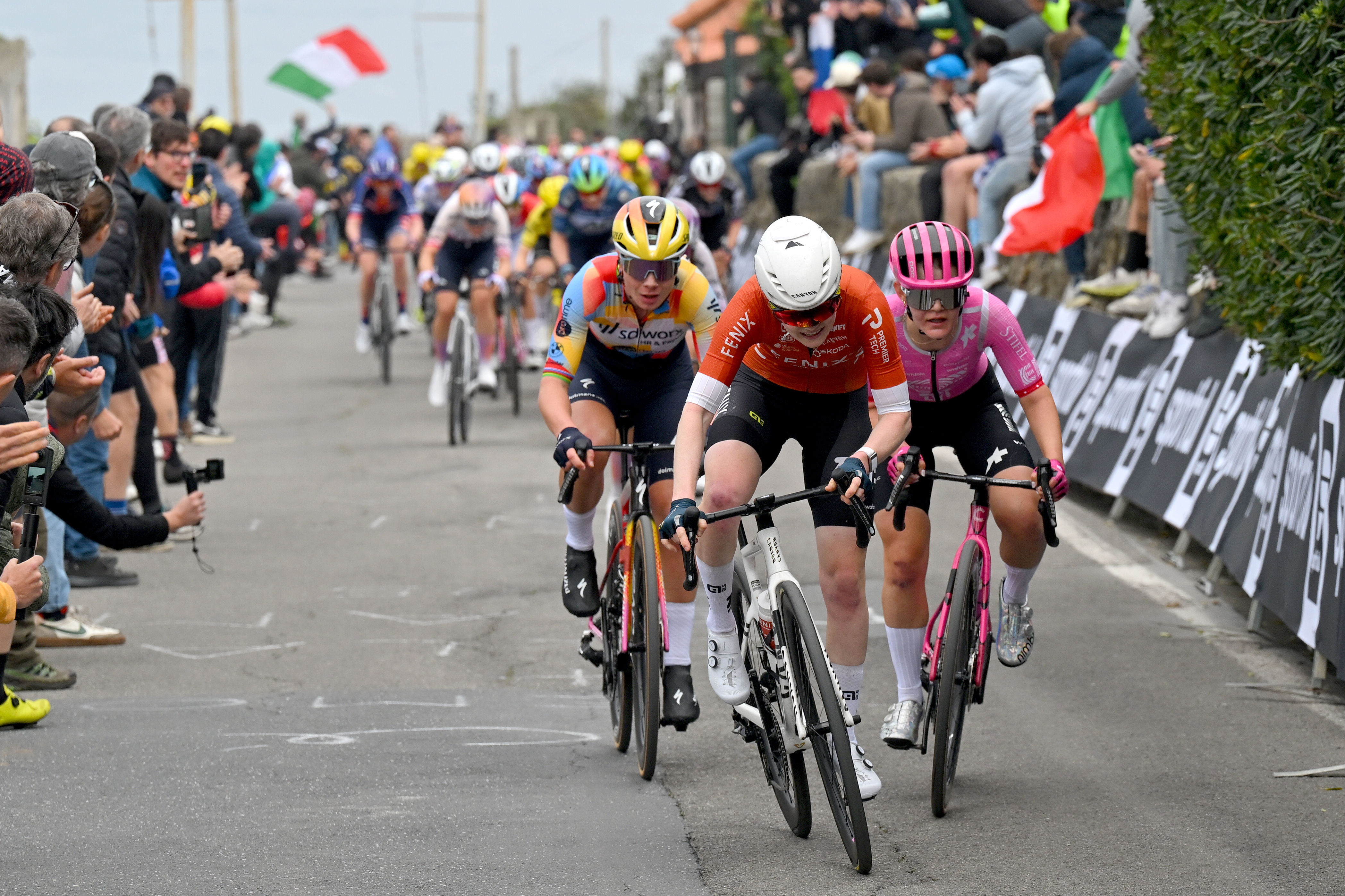 Lotte Kopecky de Bélgica y el equipo SD Worx - Protime, Puck Pieterse de los Países Bajos y el equipo Fenix-Premier Tech y Noemi Ruegg de Suiza y el equipo EF Education-Oatly compiten durante la octava Milano-Sanremo Donne 2026, Women's Elite, una carrera de un día de 156 km desde Génova a Sanremo / #UCIWWT / el 21 de marzo de 2026 en San Remo, Italia. (Foto de Tim de Waele/Getty Images)