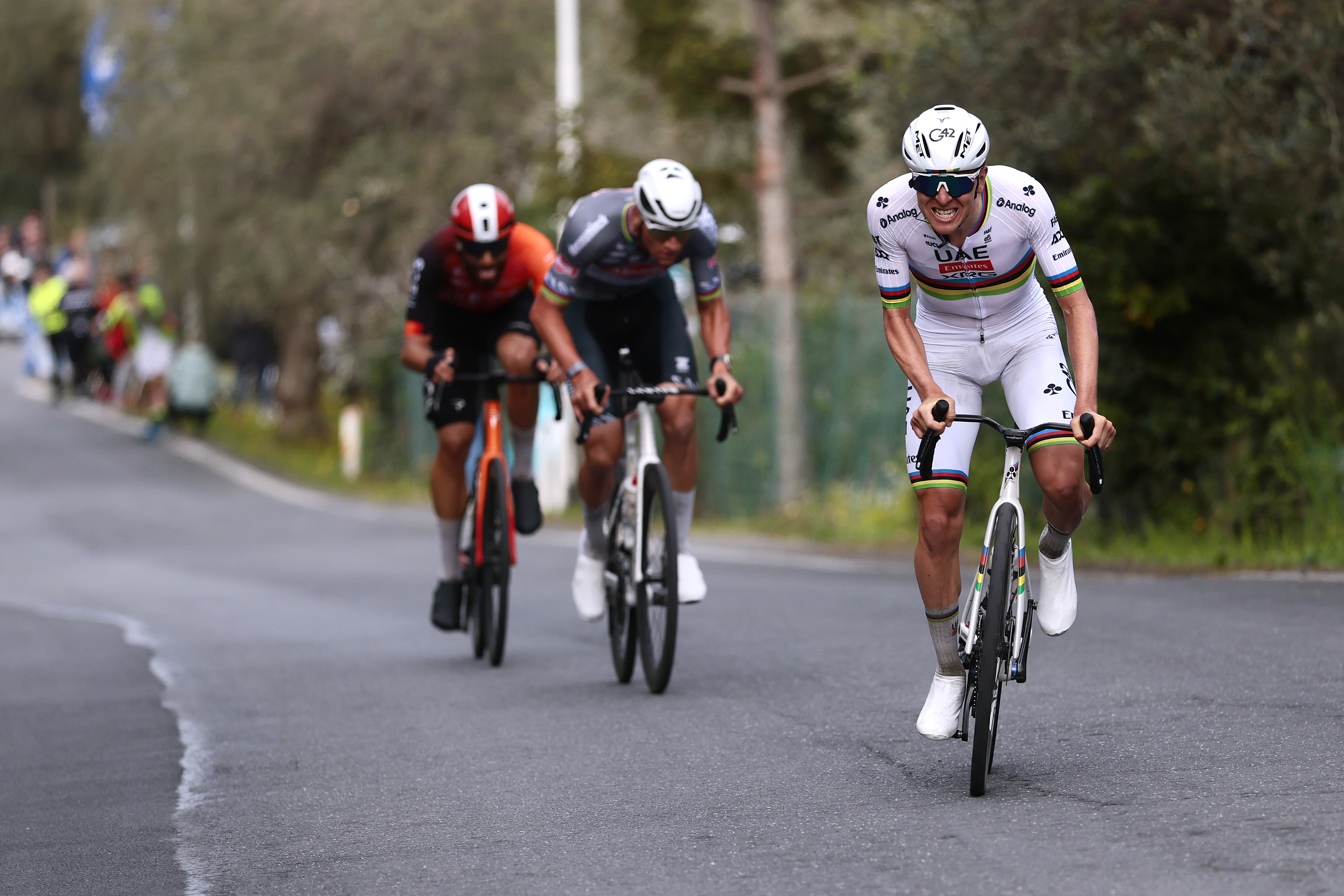 SANREMO, ITALIA - 22 DE MARZO: Tadej Pogacar de Eslovenia y el equipo UAE Team Emirates compiten durante la 116ª Milano-Sanremo 2025, una carrera de un día de 289 km desde Pavía a Sanremo / #UCIWT / el 22 de marzo de 2025 en Sanremo, Italia. (Foto de Luca Bettini - Piscina/Getty Images)