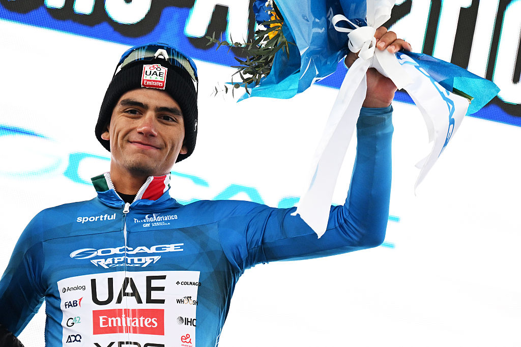 MAGLIANO DE' MARSI, ITALIA - 11 DE MARZO: Isaac Del Toro de México y UAE Team Emirates - XRG celebra en el podio como ganador de Blue Leader Jersey durante la 61ª Tirreno-Adriatico 2026, Etapa 3, una etapa de 221 km desde Cortona hasta Magliano de' Marsi 332m / #UCIWT / el 11 de marzo de 2026 en Magliano de' Marsi, Italia. (Foto de Tim de Waele/Getty Images)