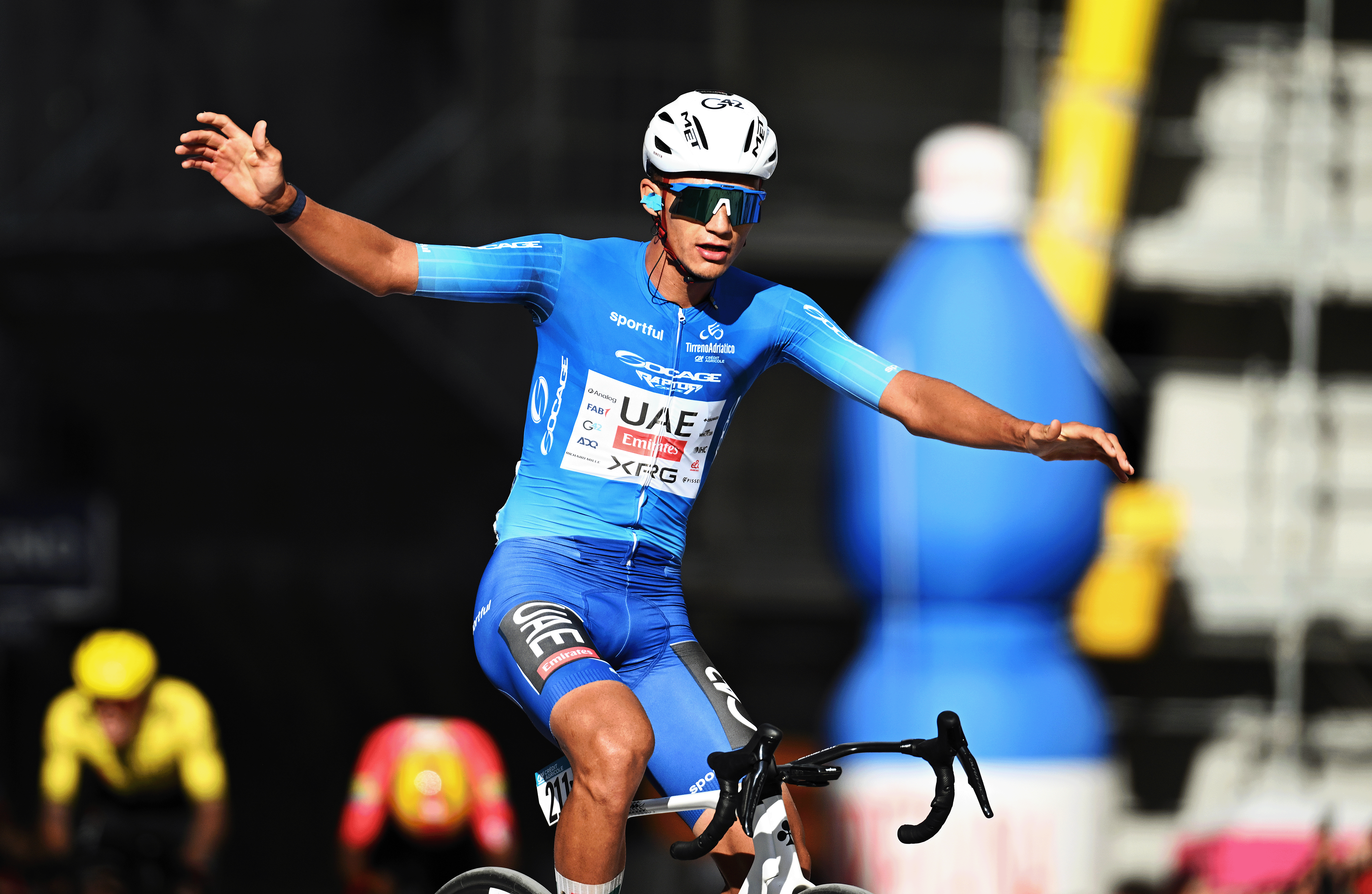 CAMERINO, ITALIA - 14 DE MARZO: Isaac Del Toro de México y UAE Team Emirates - XRG - Blue Leader Jersey celebra en la línea de meta como ganador de etapa durante la 61ª Tirreno-Adriatico 2026, Etapa 6, una etapa de 188 km desde San Severino Marche hasta Camerino 656m / #UCIWT / el 14 de marzo de 2026 en San Severino Marche, Italia. (Foto de Tim de Waele/Getty Images)