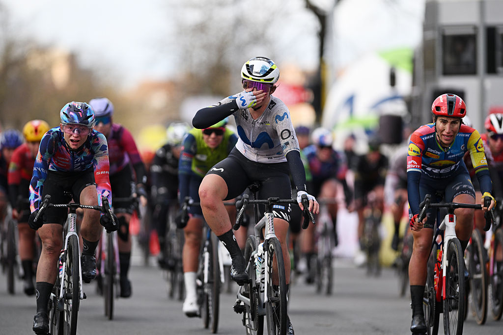 BRUJAS, BÉLGICA - 26 DE MARZO: Carys Lloyd de Gran Bretaña y el equipo Movistar celebran en la línea de meta como ganador de la carrera durante la novena Ronde van Brugge - Tour de Brujas 2026, Women's Elite, una carrera de un día de 143,7 km de Brujas a Brujas el 26 de marzo de 2026 en Brujas, Bélgica. (Foto de Luc Claessen/Getty Images)