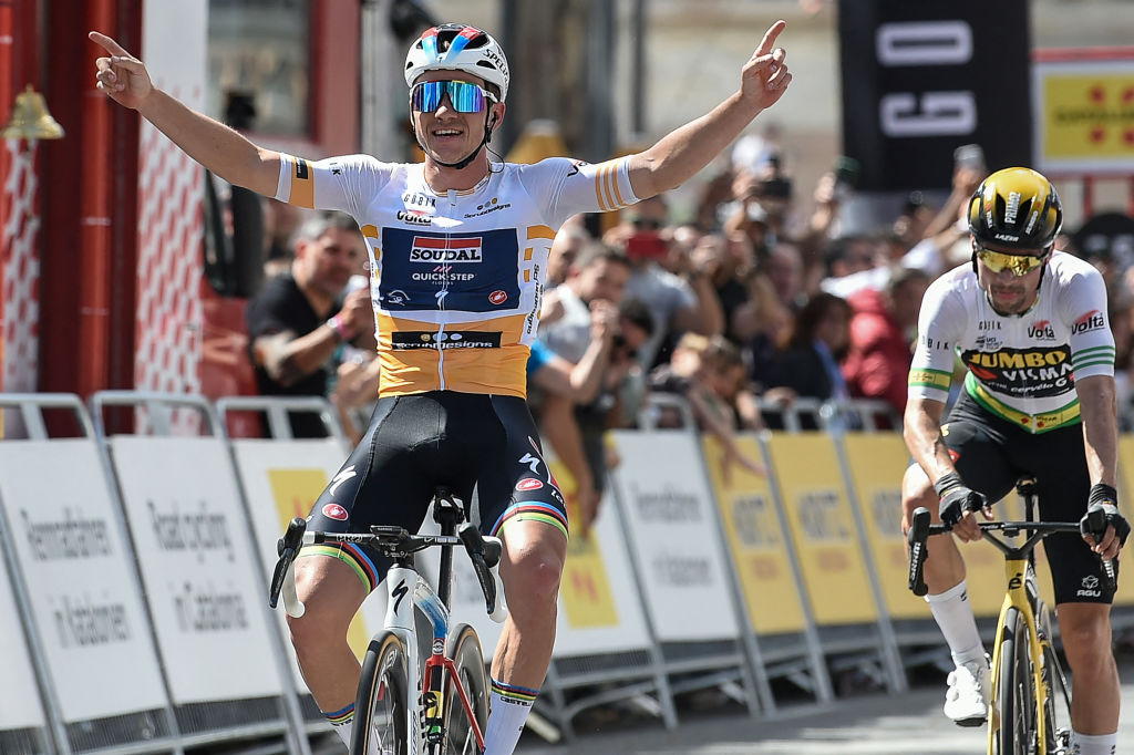 Volta a Catalunya 2023: Remco Evenepoel (izq.) logra una victoria de etapa por delante del ganador general Primož Roglič.