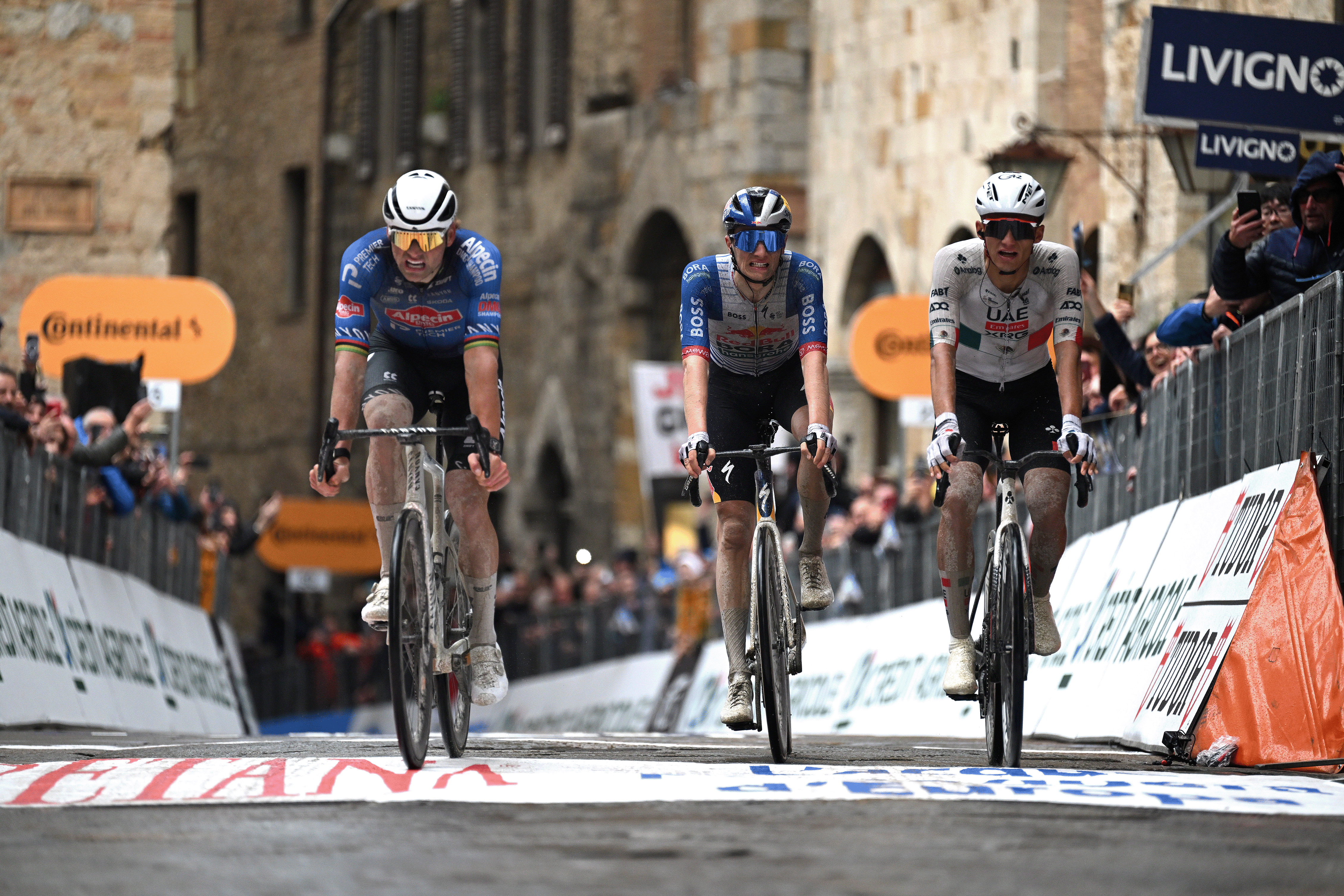 SAN GIMIGNANO, ITALIA - 10 DE MARZO: (LR) El ganador de la etapa Mathieu van der Poel de Holanda y el equipo Alpecin-Premier Tech, Giulio Pellizzari de Italia y el equipo Red Bull - BORA - hansgrohe e Isaac Del Toro de México y el equipo UAE Emirates - XRG cruzan la línea de meta durante la 61ª Tirreno-Adriático 2026, etapa 2, una etapa de 206 km desde Camaiore a San Gimignano 332m / #UCIWT / el 10 de marzo de 2026 en San Gimignano, Italia. (Foto de Tim de Waele/Getty Images)