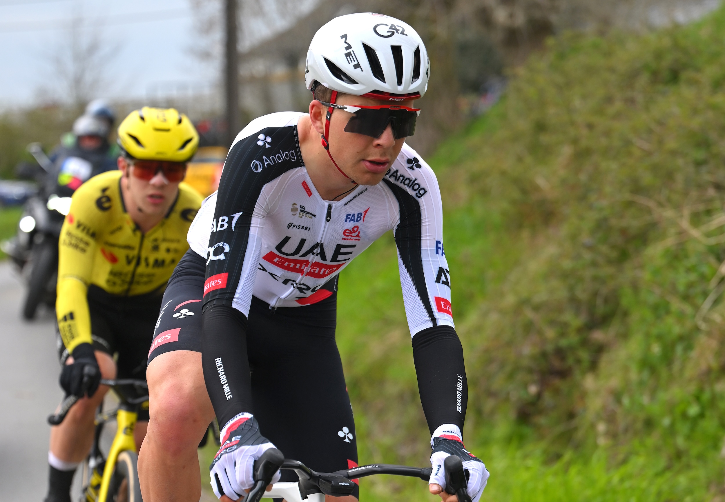 HARELBEKE, BÉLGICA - 27 DE MARZO: Florian Vermeersch de Bélgica y UAE Team Emirates - XRG compite durante el 68º E3 Saxo Classic 2026, una carrera de un día de 208,5 km de Harelbeke a Harelbek / #UCIWT / el 27 de marzo de 2026 en Harelbeke, Bélgica. (Foto de Tim de Waele/Getty Images)
