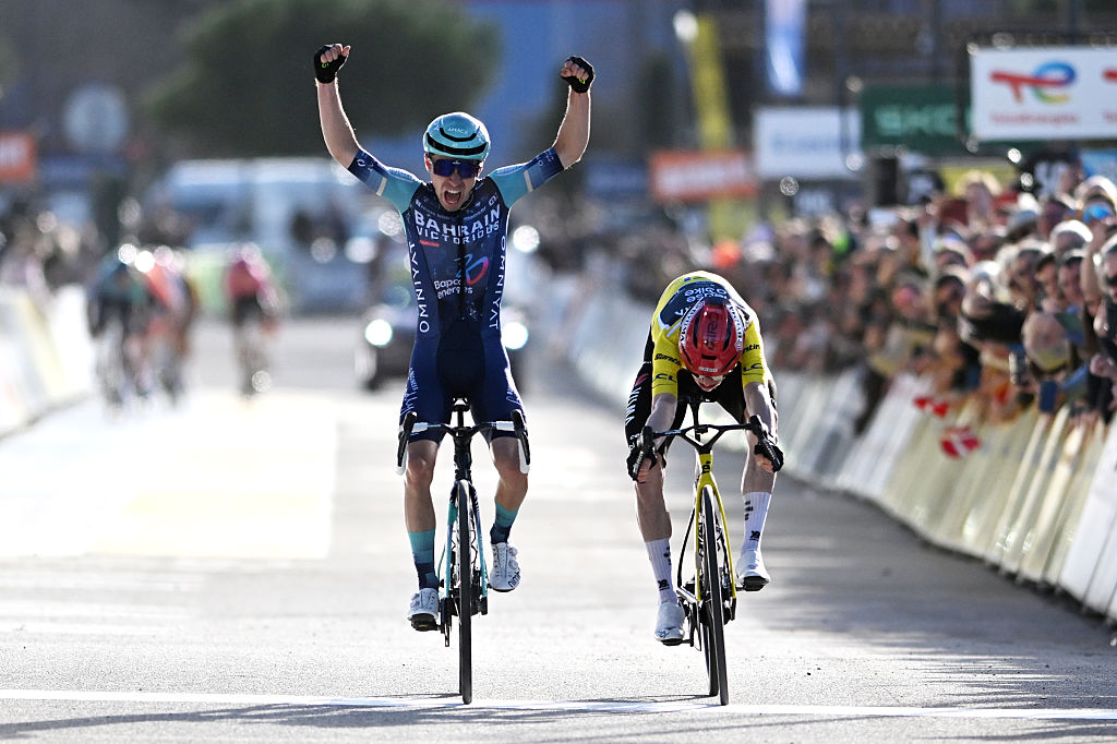 NIZA, FRANCIA - 15 DE MARZO: (LR) Lenny Martínez de Francia y el equipo de Bahrein - Victorious celebra en la línea de meta como ganador de etapa por delante de Jonas Vingegaard de Dinamarca y el equipo Visma | Arrendar una bicicleta: camiseta amarilla de líder durante la 84ª etapa París-Niza 2026, 8, una etapa de 129,2 km de Niza a Niza / #UCIWT / el 15 de marzo de 2026 en Niza, Francia. (Foto de Szymon Gruchalski/Getty Images)