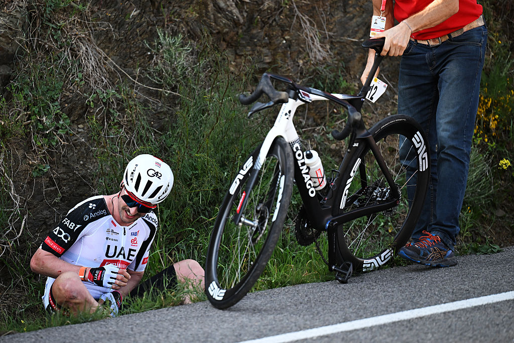 VILA-SECA, ESPAÑA - 25 DE MARZO: Jay Vine de Australia y UAE Team Emirates - XRG reacciona después de estrellarse durante la 105ª Volta a Catalunya 2026, Etapa 3, una etapa de 159,4 km desde Mont-roig del Camp hasta Vila-seca / #UCIWT / el 25 de marzo de 2026 en Vila-seca, España. (Foto de Szymon Gruchalski/Getty Images)