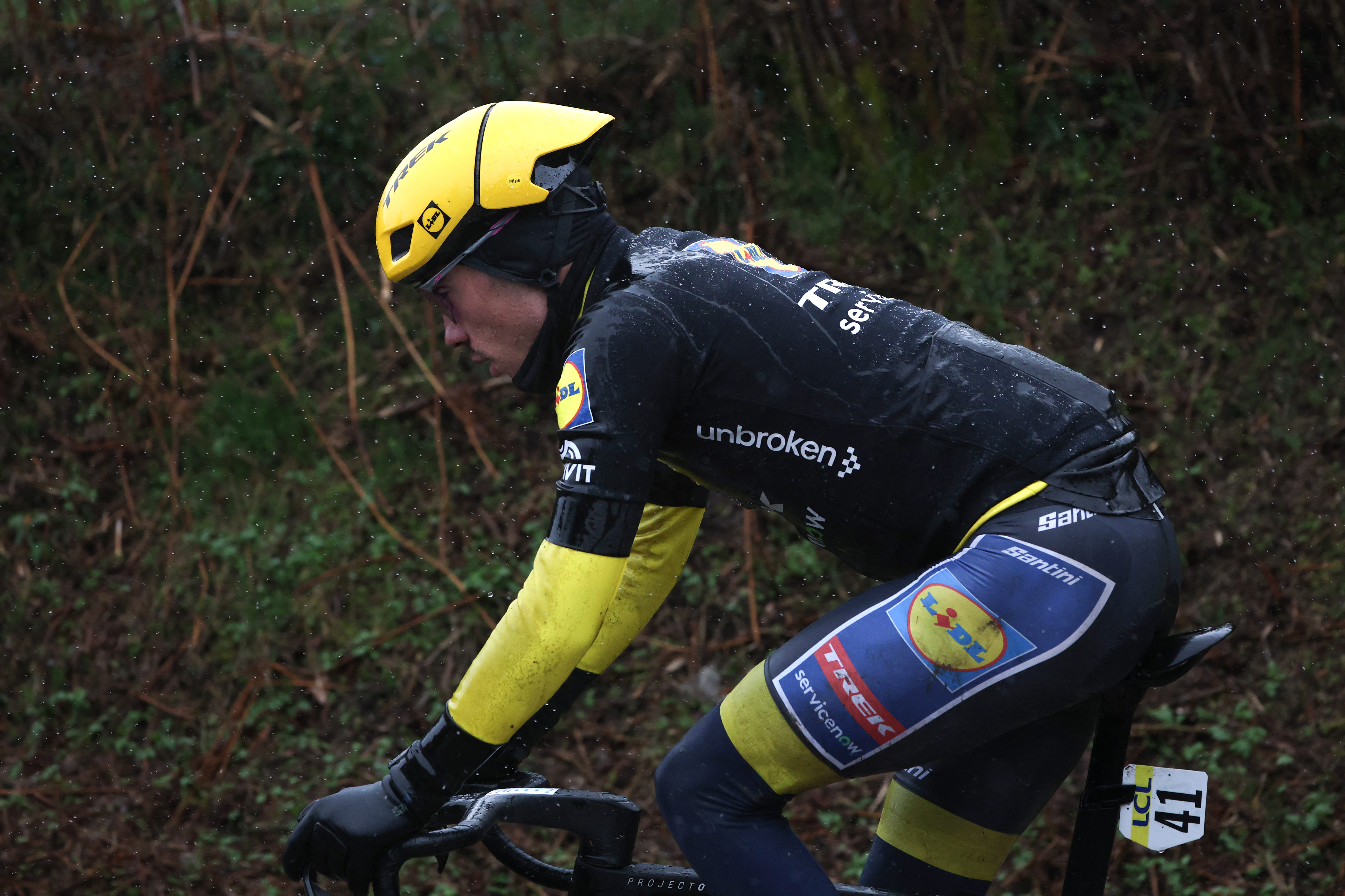 Lidl - El ciclista español de Trek, Juan Ayuso, vestido con el maillot amarillo de líder general, pedalea con el pelotón líder durante la cuarta etapa de la carrera ciclista París-Niza, 195 km entre Bourges y Uchon, el 11 de marzo de 2026. (Foto de Anne-Christine POUJOULAT / AFP a través de Getty Images)