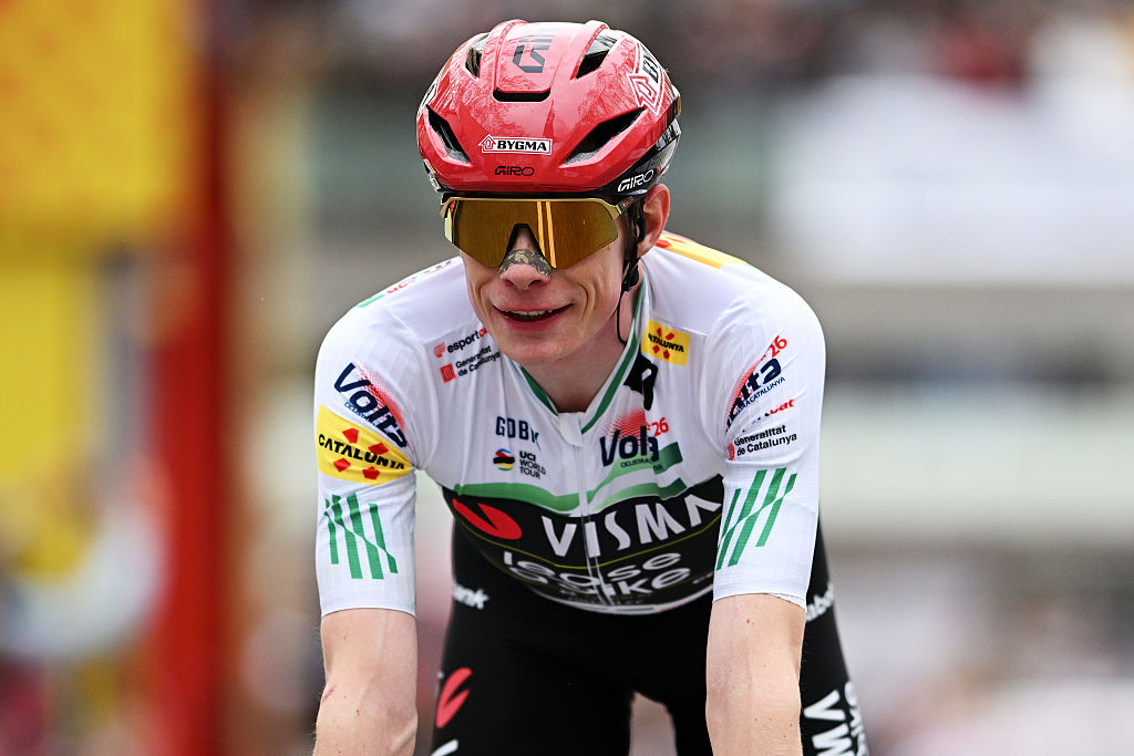 Volta a Catalunya 2026: el ganador absoluto Jonas Vingegaard sonríe al cruzar la meta final