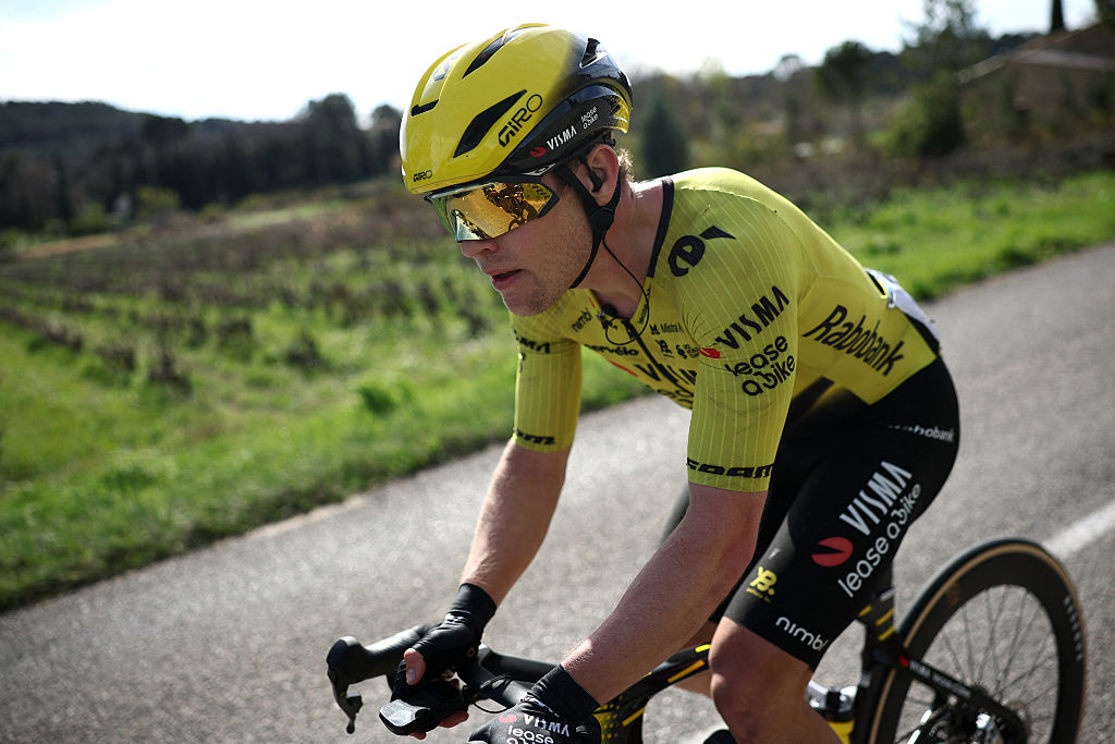 El ciclista francés del equipo Visma - Lease a Bike, Axel Zingle, viaja con el grupo durante la sexta etapa de la carrera ciclista París-Niza, 179,3 km entre Barbentane y Apt, el 13 de marzo de 2026. (Foto de Anne-Christine POUJOULAT / AFP)