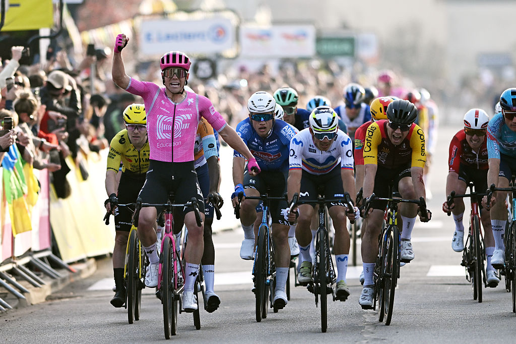 CARRIERES-SOUS-POISSY, FRANCIA - 8 DE MARZO: Luke Lamperti de Estados Unidos y el equipo EF Education - EasyPost celebra en la línea de meta como ganador de etapa durante la 84.ª etapa París-Niza 2026, etapa 1, una etapa de 170,9 km desde Acheres hasta Carrieres-sous-Poissy / #UCIWT / el 8 de marzo de 2026 en Carrieres-sous-Poissy, Francia. (Foto de Szymon Gruchalski/Getty Images)