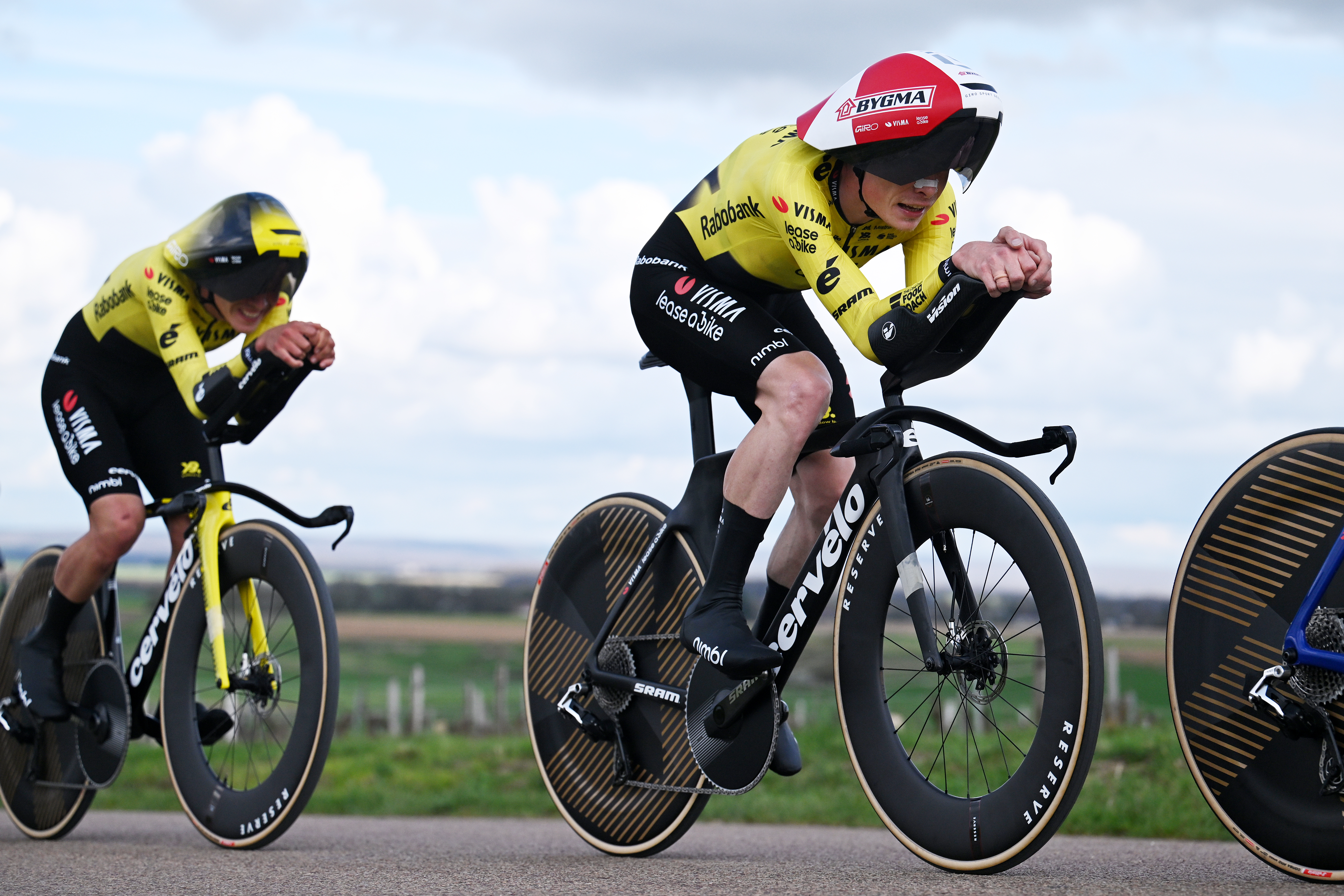 POUILLY-SUR-LOIRE, FRANCIA - 10 DE MARZO: Jonas Vingegaard de Dinamarca y el equipo Visma | Lease a Bike compite durante la 84.ª etapa París-Niza 2026, etapa 3, una contrarreloj por equipos de 23,5 km desde Cosne-Cours-sur-Loire hasta Pouilly-sur-Loire / #UCIWT / el 10 de marzo de 2026 en Pouilly-sur-Loire, Francia. (Foto de Szymon Gruchalski/Getty Images)