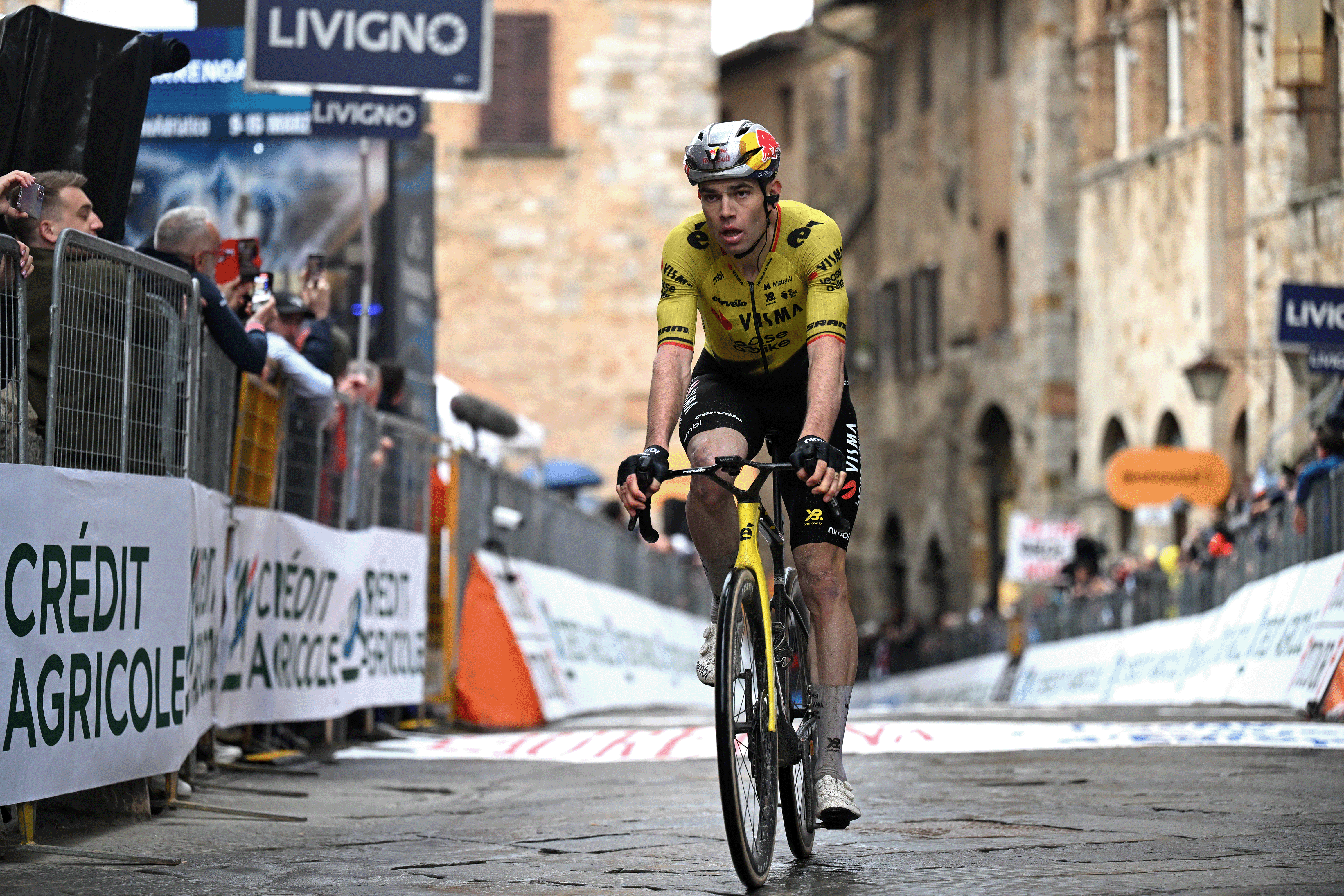 SAN GIMIGNANO, ITALIA - 10 DE MARZO: Wout van Aert de Bélgica y Team Visma | Lease a Bike cruza la línea de meta durante la 61ª Tirreno-Adriático 2026, Etapa 2, una etapa de 206 km desde Camaiore a San Gimignano 332 m / #UCIWT / el 10 de marzo de 2026 en San Gimignano, Italia. (Foto de Tim de Waele/Getty Images)