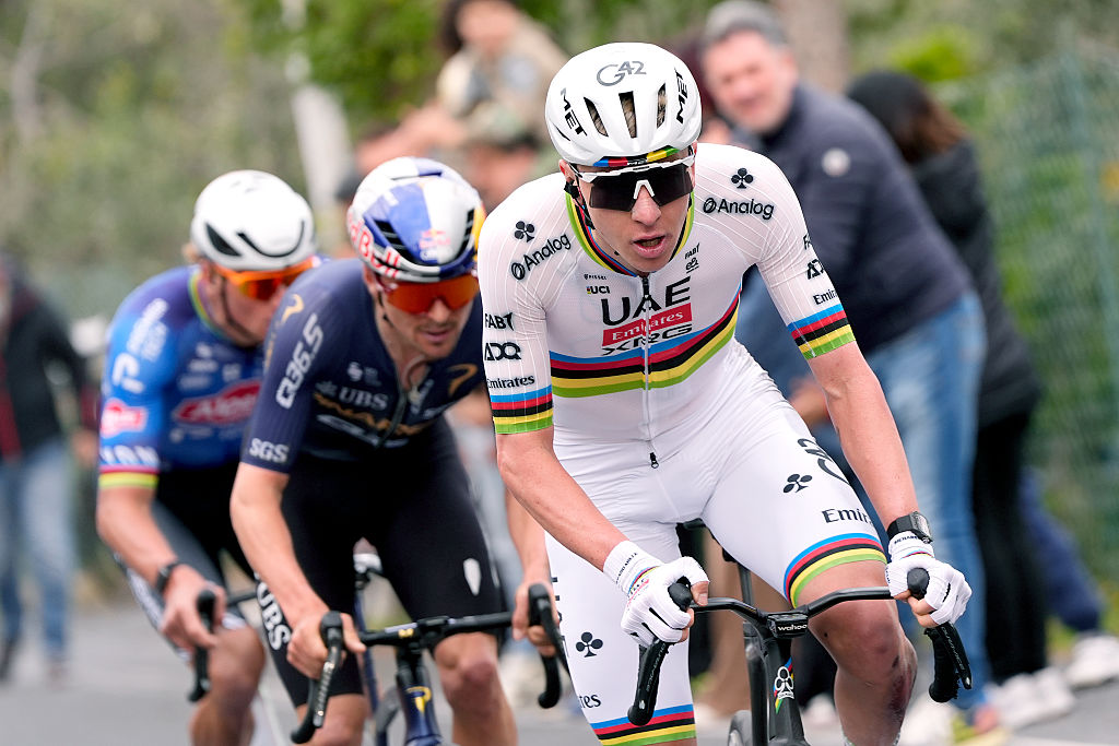 SANREMO, ITALIA - 21 DE MARZO: Tadej Pogacar de Eslovenia y UAE Team Emirates - XRG compite en la escapada durante la 117ª Milano-Sanremo 2026, Men's Elite, una carrera de un día de 298 km desde Pavía a Sanremo / #UCIWT / el 21 de marzo de 2026 en Sanremo, Italia. (Foto de Fabio Ferrari - Piscina/Getty Images)