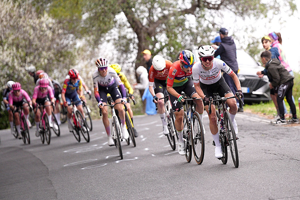 SANREMO, ITALIA - 21 DE MARZO: Kasia Niewiadoma de Polonia y el equipo CANYON//SRAM zondacrypto compite durante la octava Milano-Sanremo Donne 2026, Women's Elite, una carrera de un día de 156 km desde Génova a Sanremo / #UCIWWT / el 21 de marzo de 2026 en Sanremo, Italia. (Foto de Marco Alpozzi - Piscina/Getty Images)