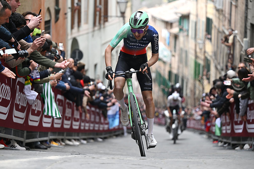 SIENA, ITALIA - 7 DE MARZO: Paul Seixas de Francia y el equipo Decathlon CMA CGM compite en el grupo de persecución durante la 20ª Strade Bianche 2026, una carrera de un día de 203 km de Siena a Siena / #UCIWT / el 7 de marzo de 2026 en Siena, Italia. (Foto de Luc Claessen/Getty Images)
