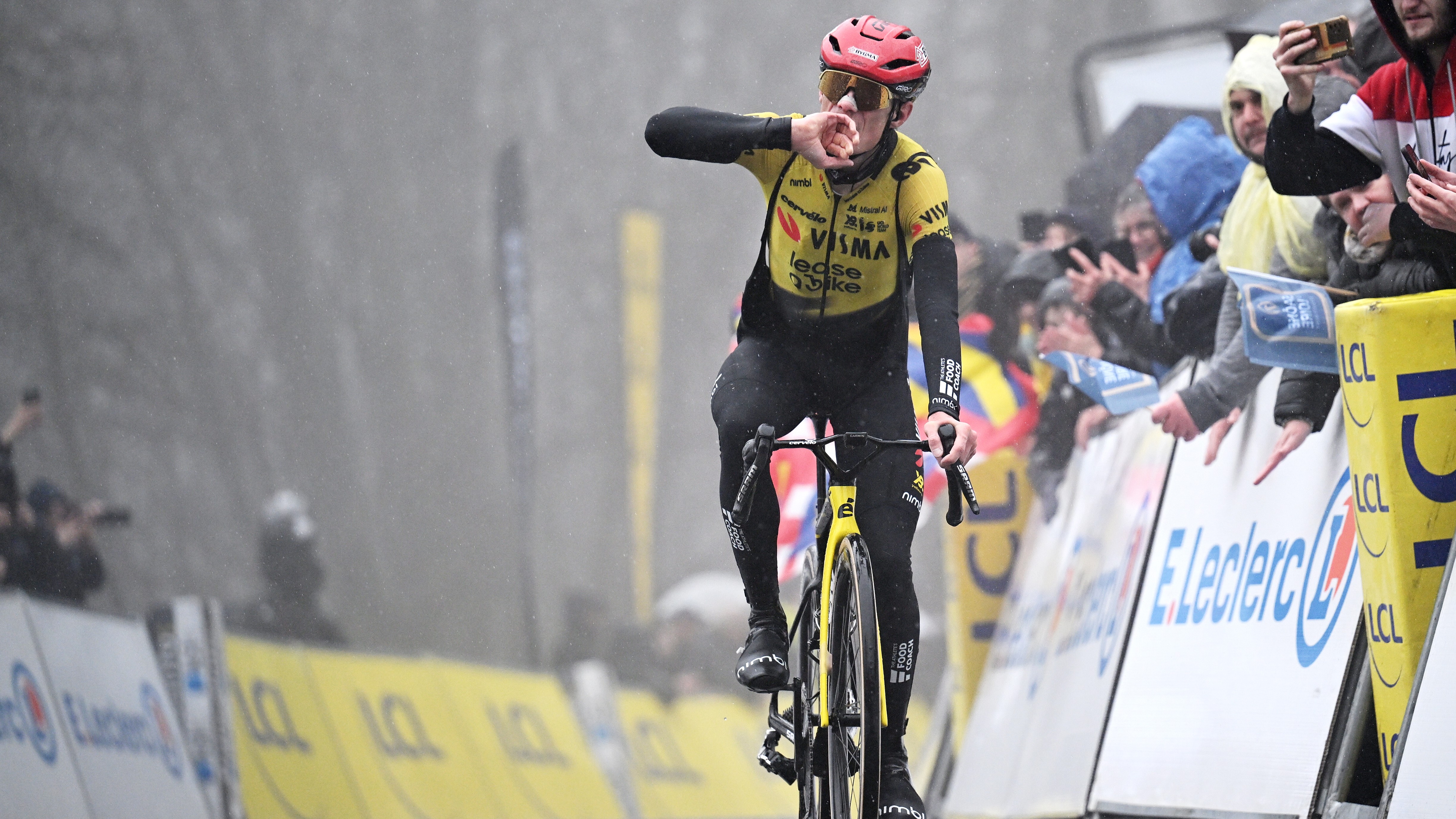 Jonas Vingegaard de Dinamarca y el equipo Visma | Lease a Bike celebra en la meta como ganador de etapa durante la 84ª París-Niza 2026