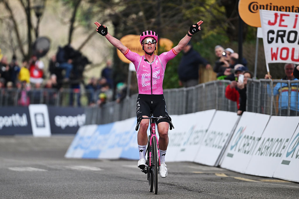 MOMBAROCCIO, ITALIA - 13 DE MARZO: Michael Valgren de Dinamarca y el equipo EF Education - EasyPost celebra en la línea de meta como ganador de etapa durante la 61ª Tirreno-Adriatico 2026, Etapa 5, una etapa de 184 km desde Marotta-Mondolfo hasta Mombaroccio 309m / #UCIWT / el 13 de marzo de 2026 en Mombaroccio, Italia. (Foto de Tim de Waele/Getty Images)