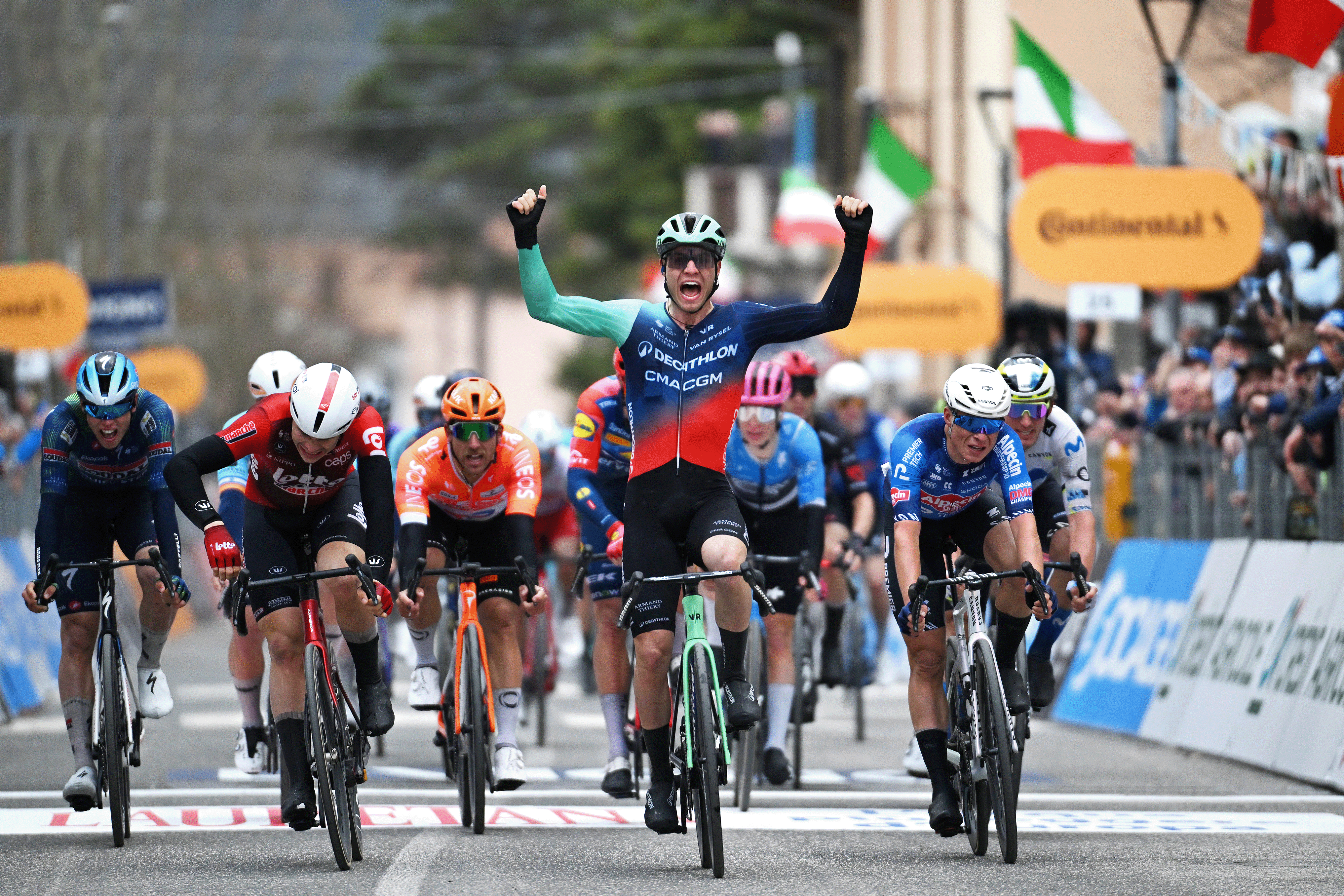 MAGLIANO DE' MARSI, ITALIA - 11 DE MARZO: Tobias Lund Andresen de Dinamarca y el equipo Decathlon CMA CGM (C) celebran en la línea de meta como ganadores de la etapa por delante de Arnaud De Lie de Bélgica y el equipo Lotto Intermarché y Jasper Philipsen de Bélgica y el equipo Alpecin-Premier Tech durante la 61ª Tirreno-Adriático 2026, etapa 3, una etapa de 221 km desde Cortona a Magliano de#039; Marsi 332m / #UCIWT / el 11 de marzo de 2026 en Magliano de' Marsi, Italia. (Foto de Tim de Waele/Getty Images)