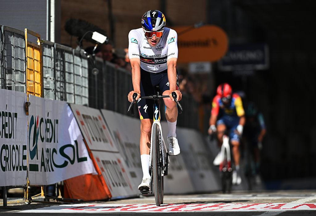 CAMERINO, ITALIA - 14 DE MARZO: Giulio Pellizzari de Italia y el equipo Red Bull - BORA - hansgrohe - La mejor camiseta joven blanca cruza la línea de meta durante la 61ª Tirreno-Adriático 2026, Etapa 6, una etapa de 188 km desde San Severino Marche hasta Camerino 656m / #UCIWT / el 14 de marzo de 2026 en San Severino Marche, Italia. (Foto de Tim de Waele/Getty Images)