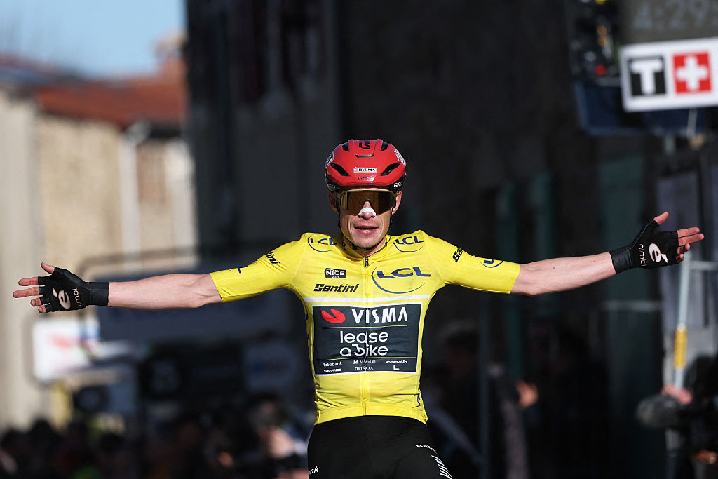 El ciclista danés del equipo Visma - Lease a Bike, Jonas Vingegaard, celebra mientras cruza la meta para ganar la quinta etapa de la carrera ciclista París-Niza, 206,3 km entre Cormoranche-sur-Saône y Colombier-le-Vieux, el 12 de marzo de 2026. (Foto de Anne-Christine POUJOULAT / AFP)