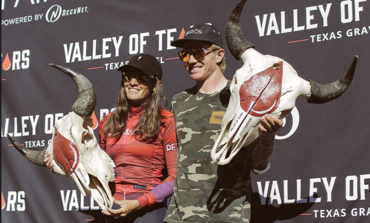 Keegan Swenson y Sofia Gomez Villafañe con trofeos únicos por ganar Valley of Tears