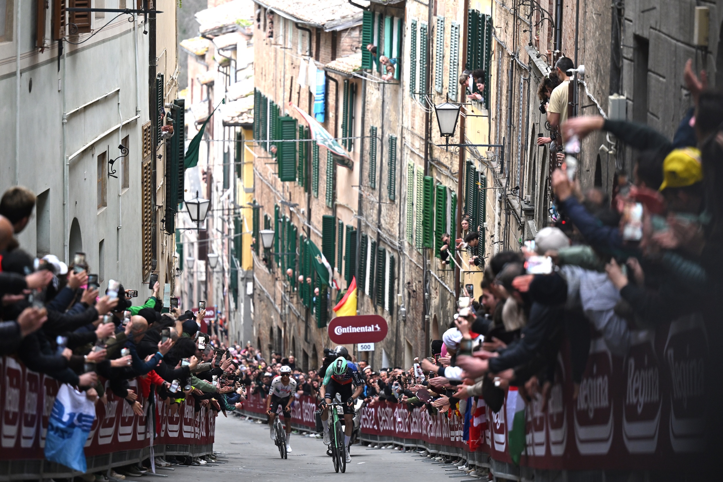 SIENA, ITALIA - 7 DE MARZO: Paul Seixas de Francia y el equipo Decathlon CMA CGM compite en el grupo de persecución durante la 20ª Strade Bianche 2026, una carrera de un día de 203 km de Siena a Siena / #UCIWT / el 7 de marzo de 2026 en Siena, Italia. (Foto de Luc Claessen/Getty Images)