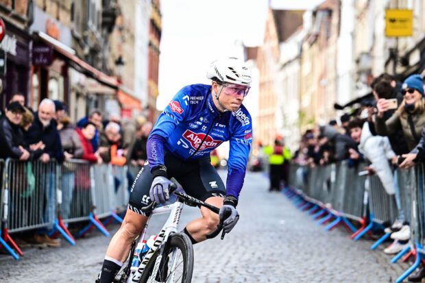 Alpecin-Premier Tech tiene una nueva bicicleta para las clásicas, ya que se vio la nueva Canyon Endurace CFR en Ronde van Brugge