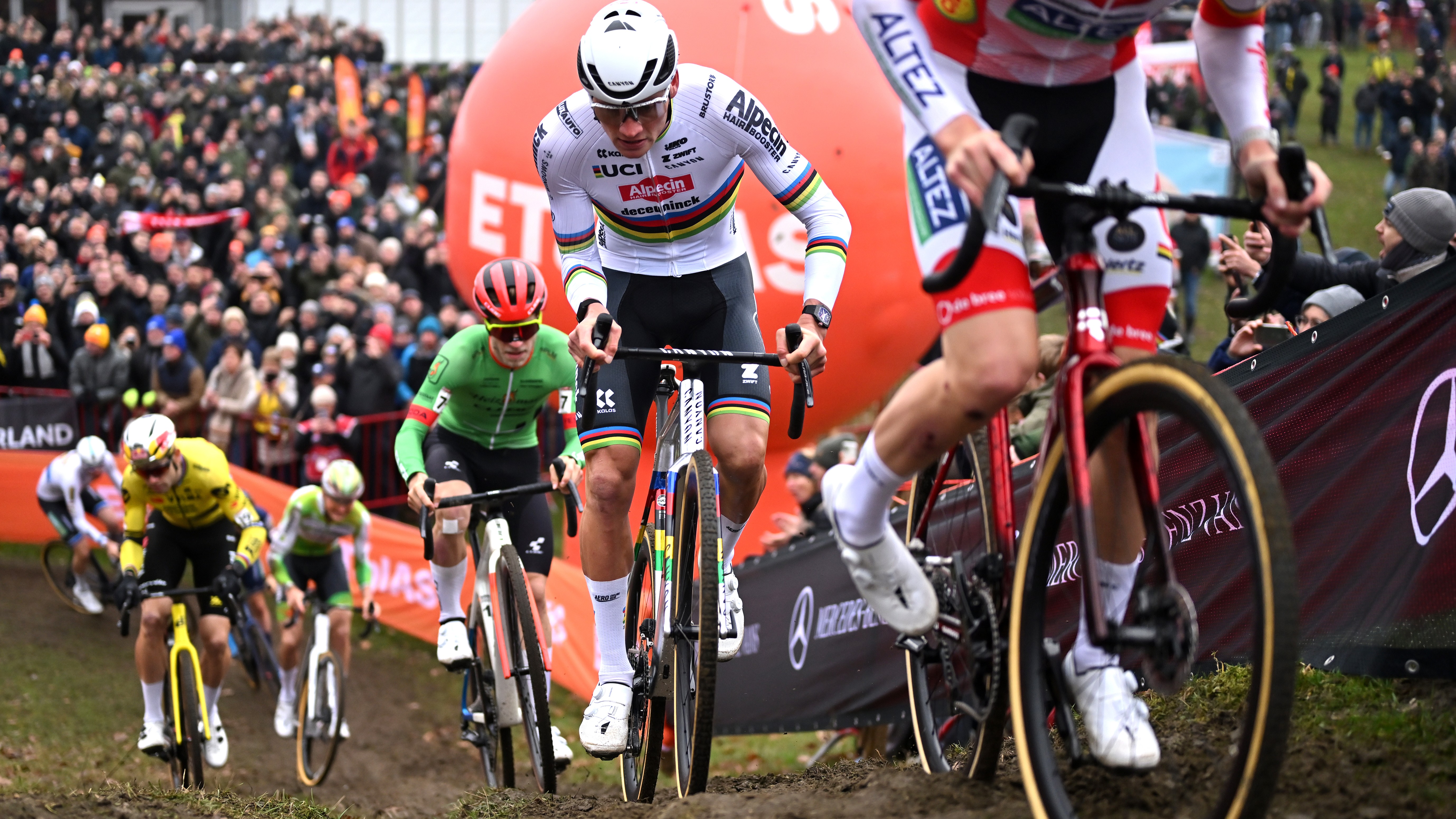 Mathieu Van Der Poel de Holanda y el equipo Alpecin - Premier Tech compiten en la carrera masculina Elite durante la 19ª Copa del Mundo de ciclocross UCI Antwerpen 