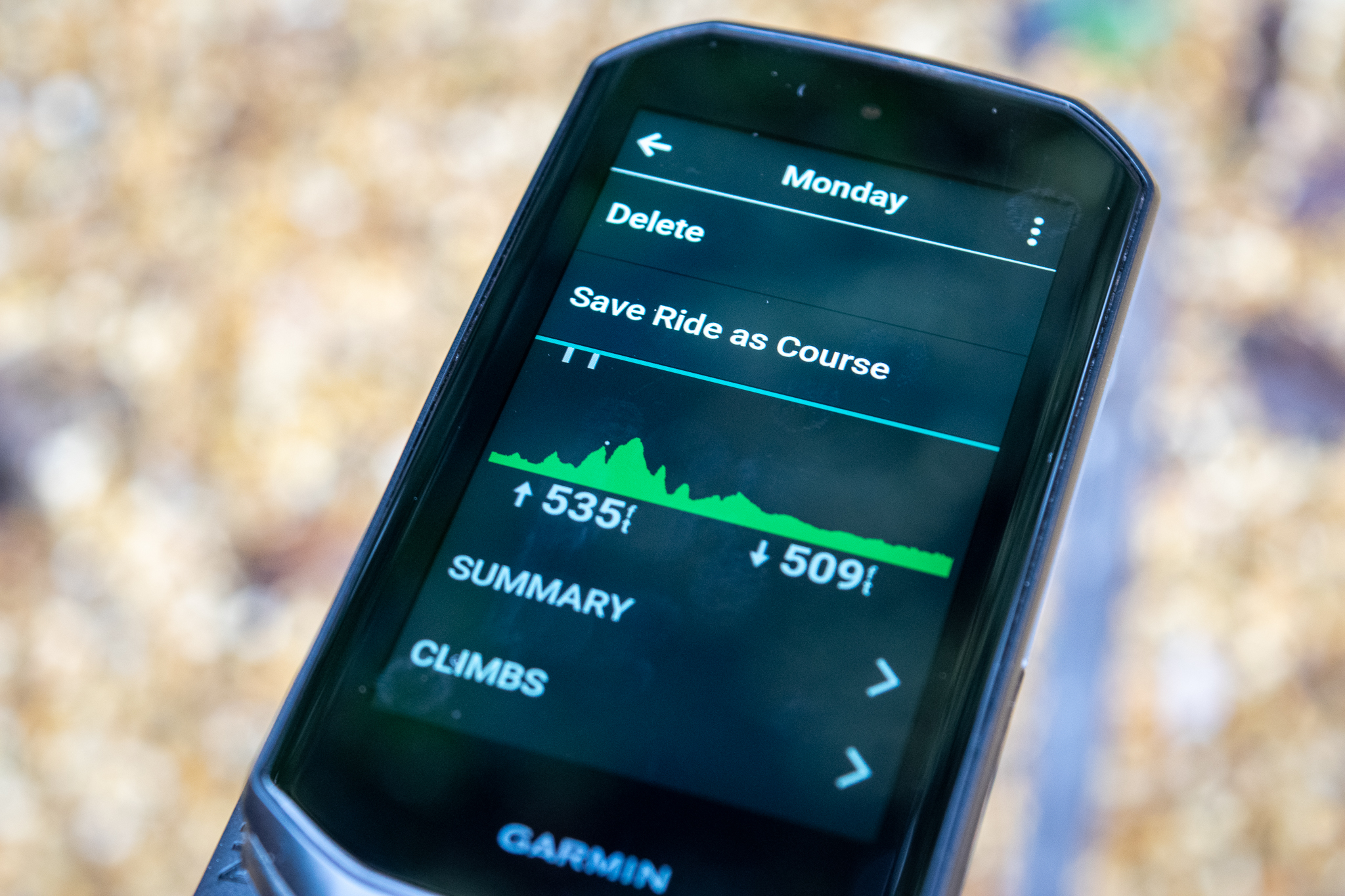 Una imagen de Garmin Edge 1050 en un soporte para manillar