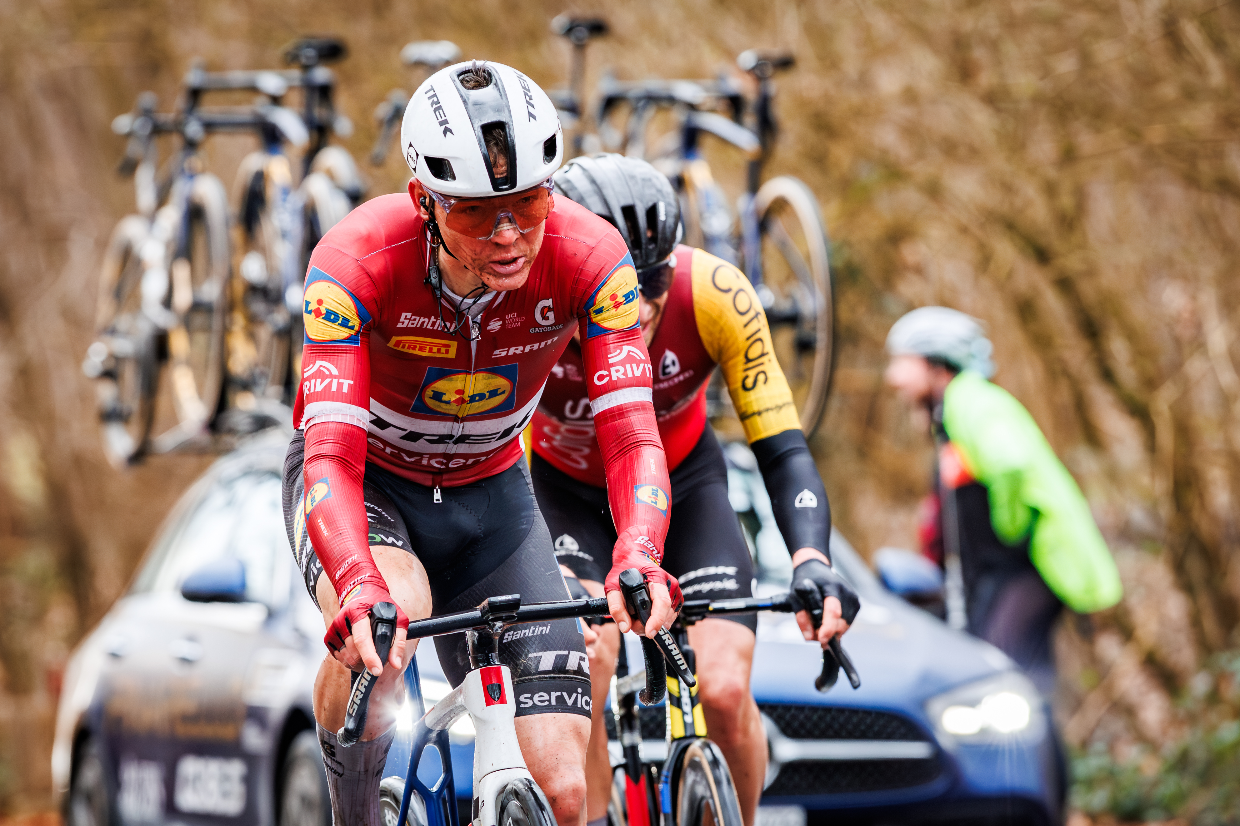 GANTE, BÉLGICA - 28 DE FEBRERO: Toms Skujins de Lidl - Trek de Letonia, Jenthe Biermans de Cofidis de Bélgica durante el partido entre Omloop Nieuwsblad contra Men Elite en Gent el 28 de febrero de 2026 en Gante, Bélgica (Foto de Pim Waslander/Soccrates/Getty Images)