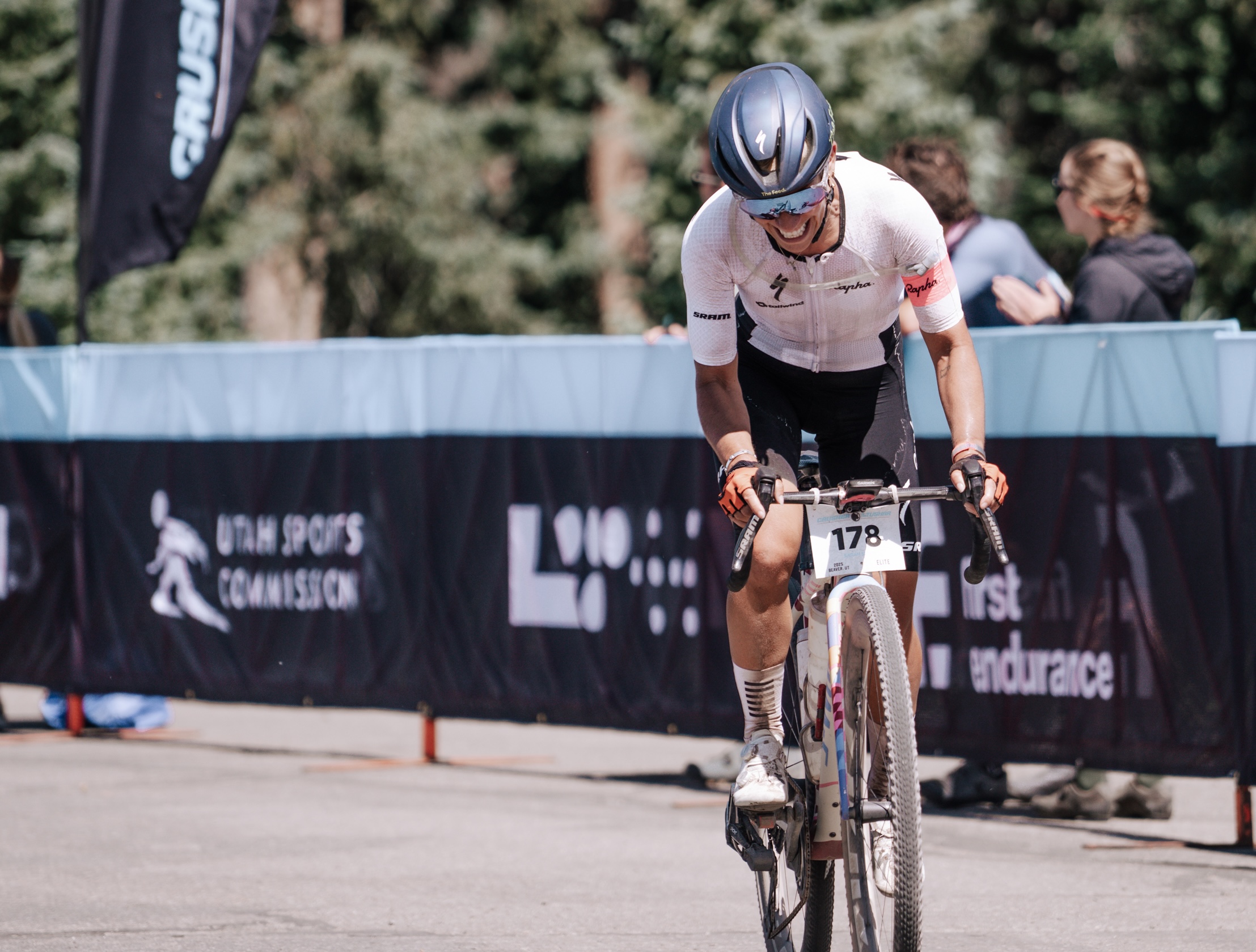 Sarah Sturm logra la victoria en solitario en 2025 Crusher en el Tushar
