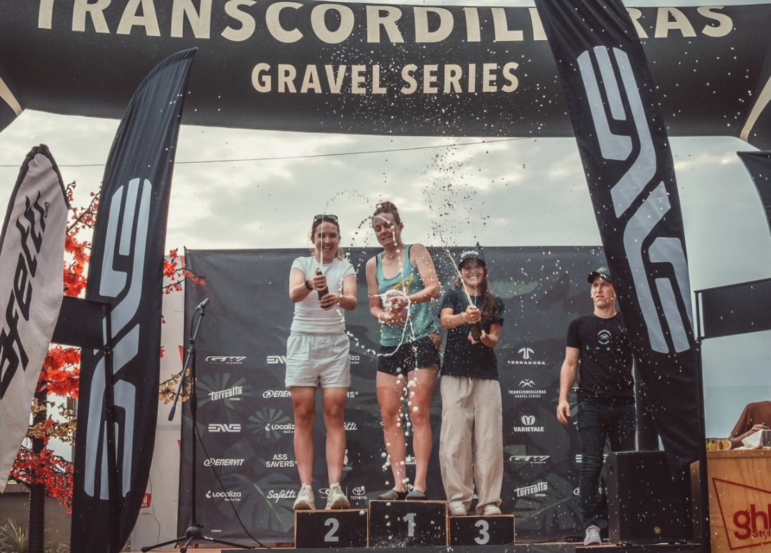 Finalistas del podio élite femenino celebran el 1 de marzo en Yopal