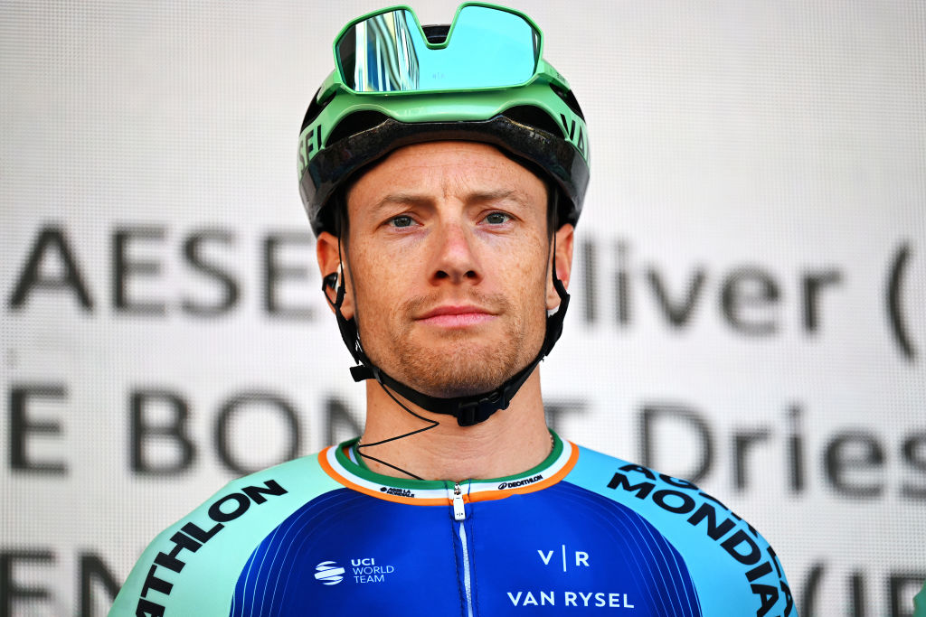 KORTRIJK, BÉLGICA - 2 DE MARZO: Sam Bennett de Irlanda y el equipo Decathlon AG2R La Mondiale antes de la 77ª Kuurne - Bruxelles - Kuurne 2025, una carrera de un día de 196,9 km desde Kortrijk a Kuurne el 2 de marzo de 2025 en Kortrijk, Bélgica. (Foto de Luc Claessen/Getty Images)